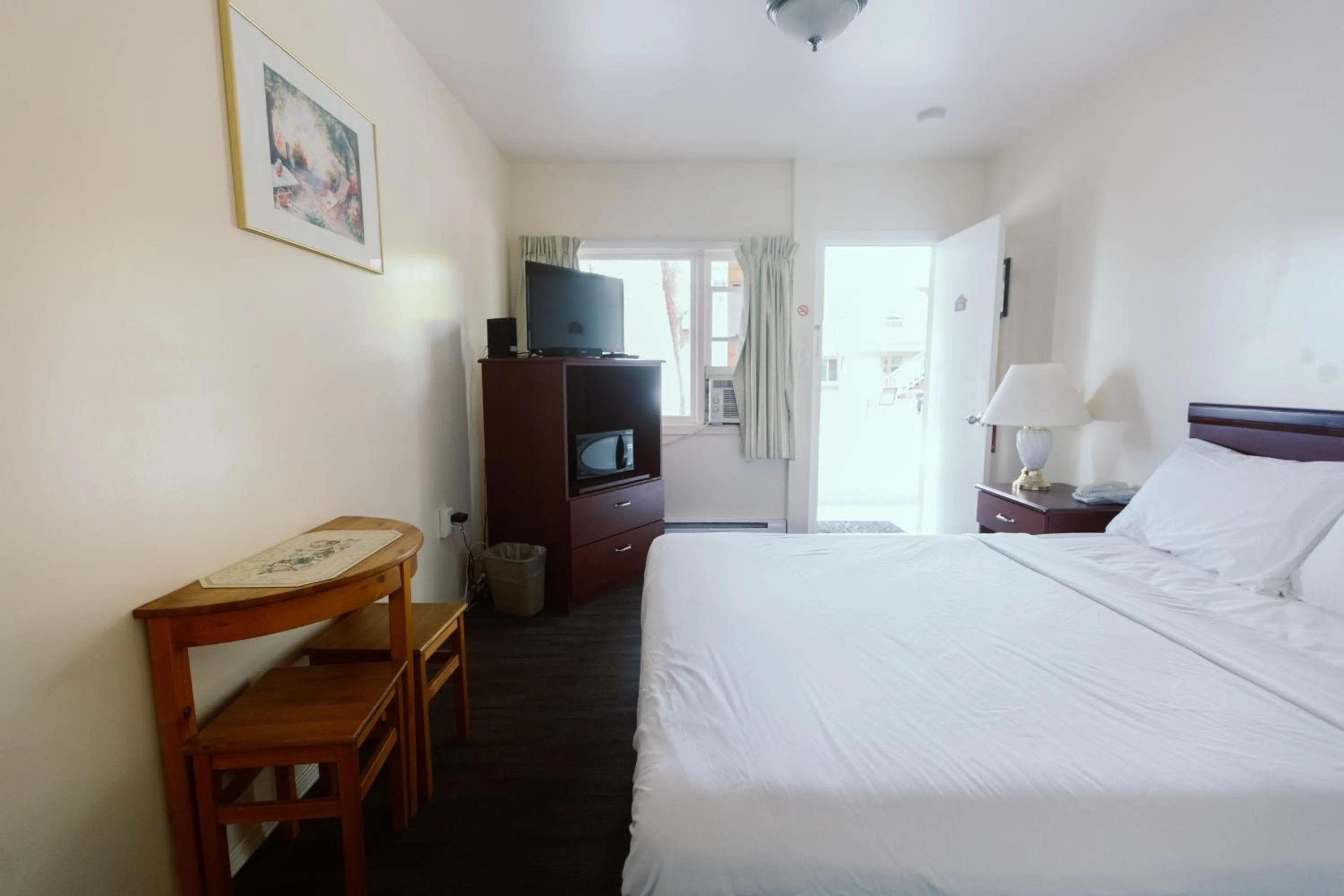 Bed in Beachside Motel