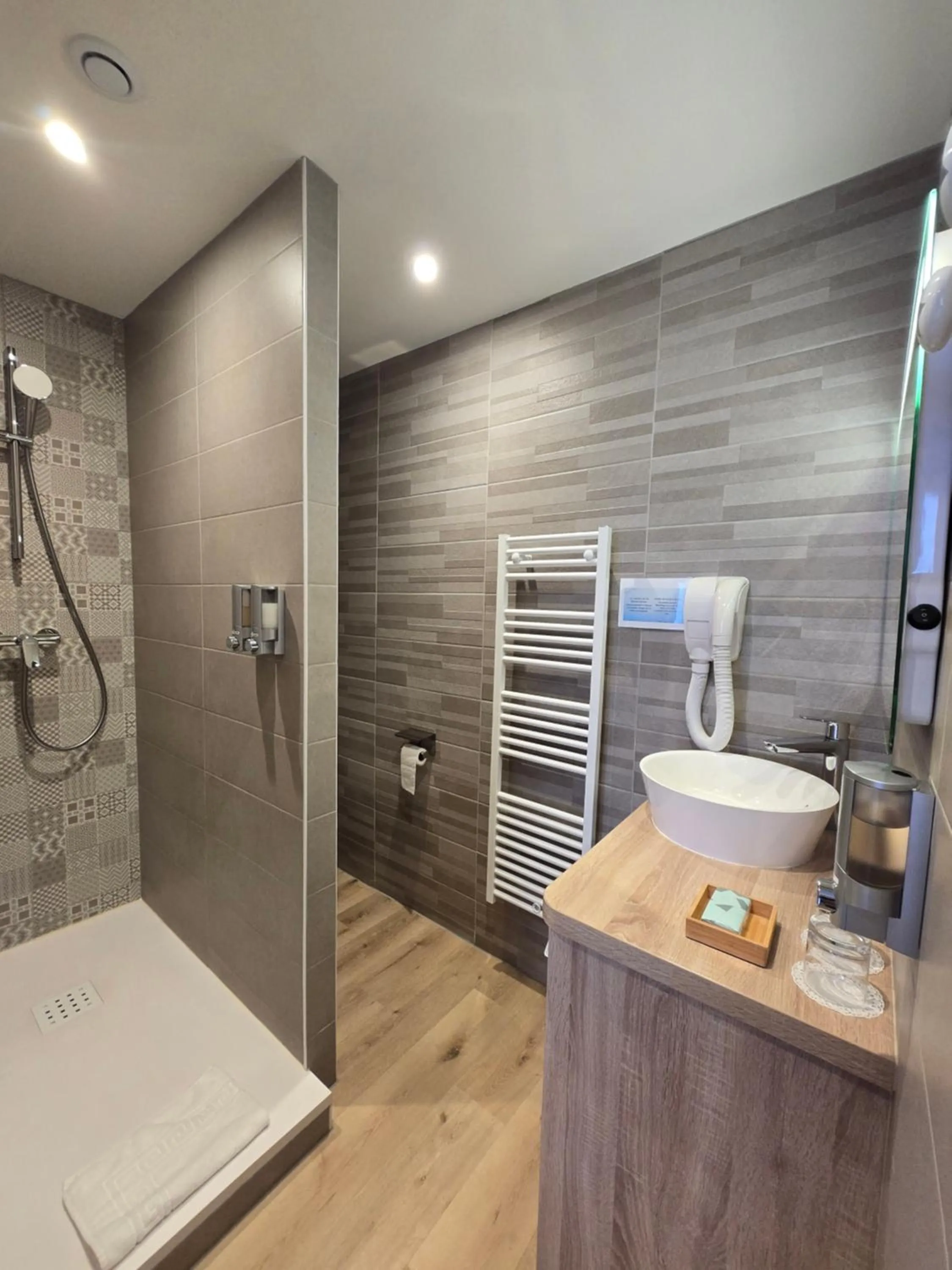 Shower in Beaune Hôtel