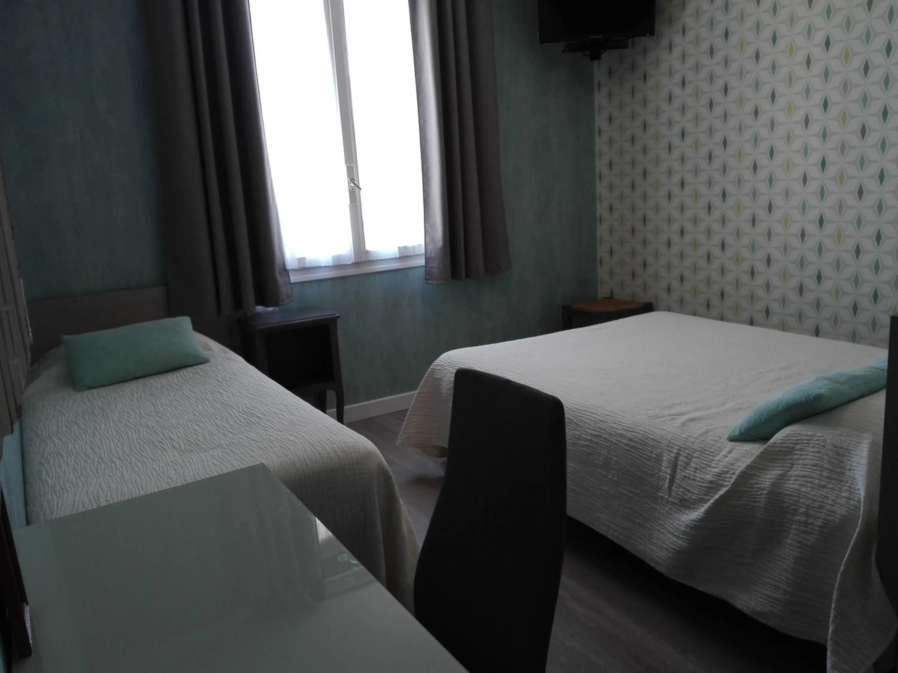 Bedroom, Bed in Beaune Hôtel