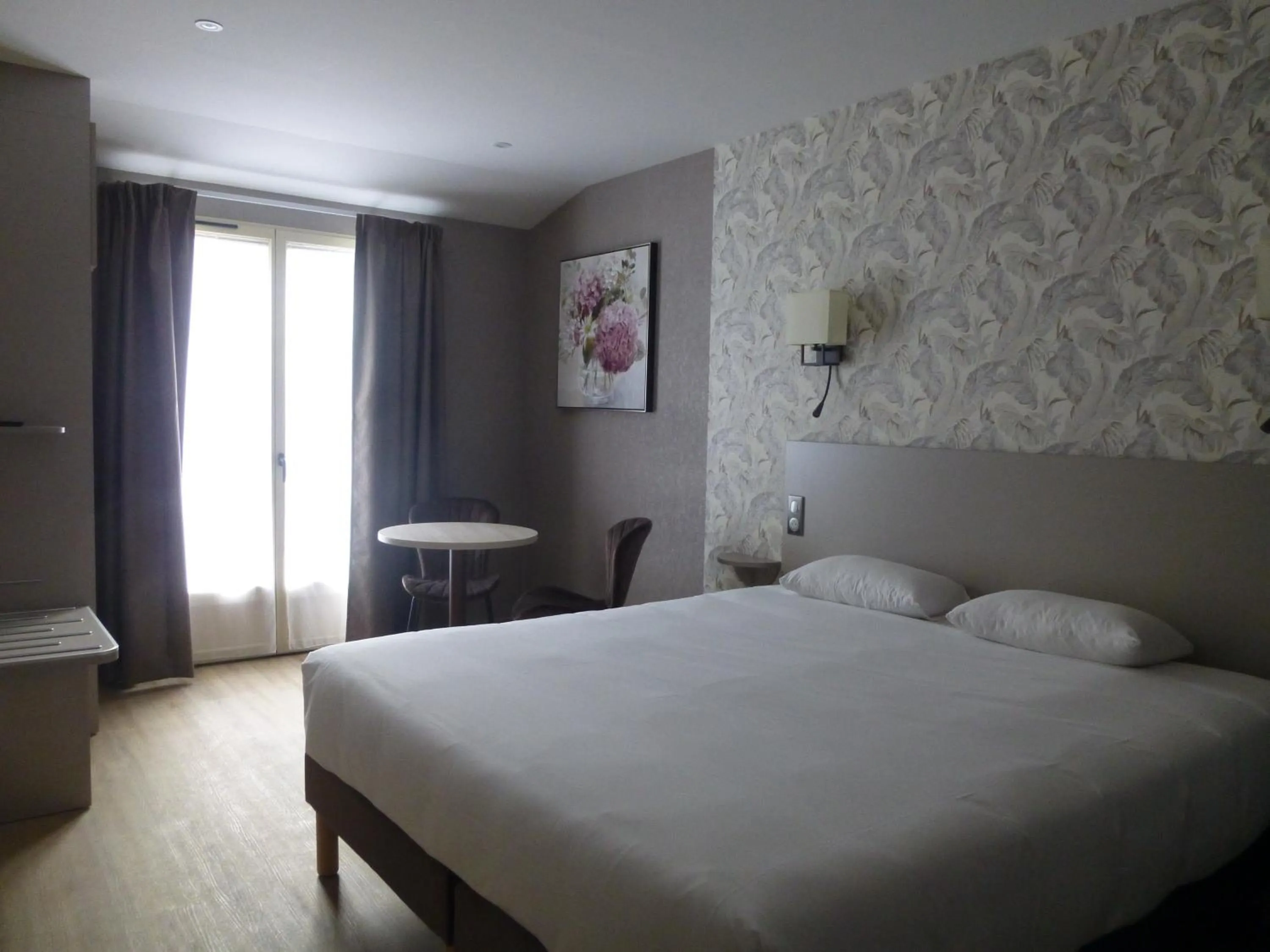 air conditioner, Bed in Beaune Hôtel