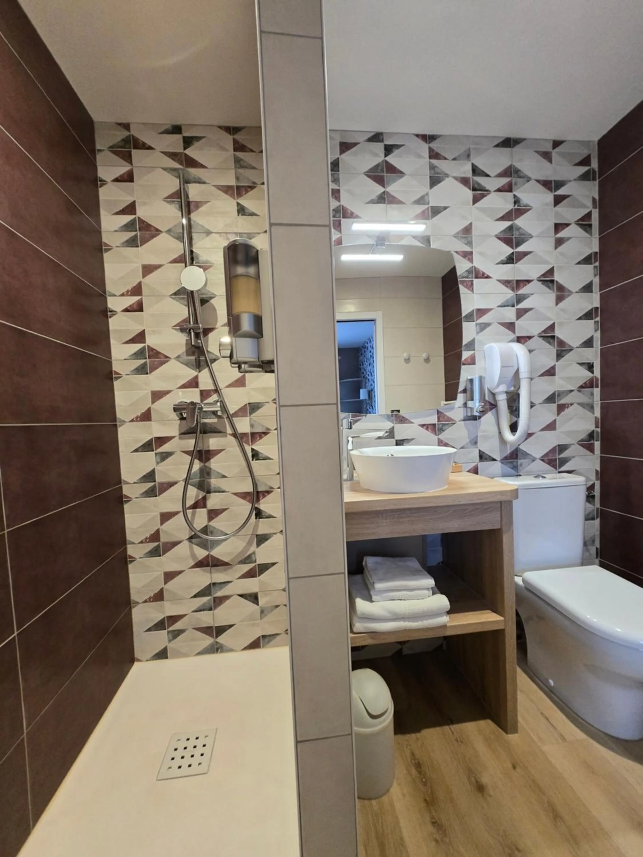 Toilet in Beaune Hôtel