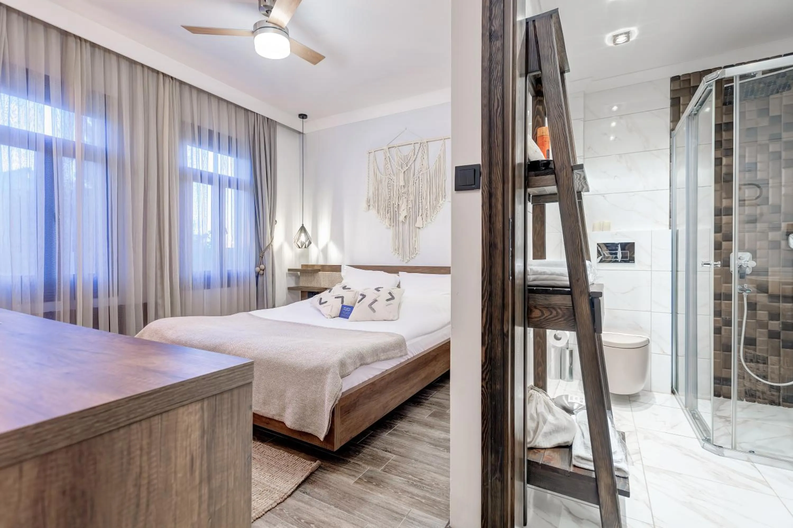 Bathroom, Bed in Parna Hotel