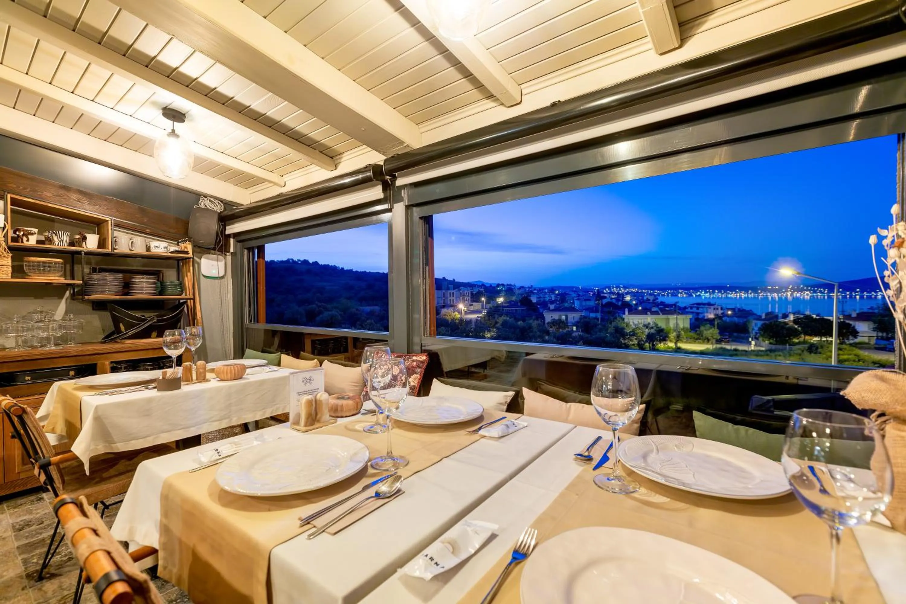 Restaurant/places to eat in Parna Hotel