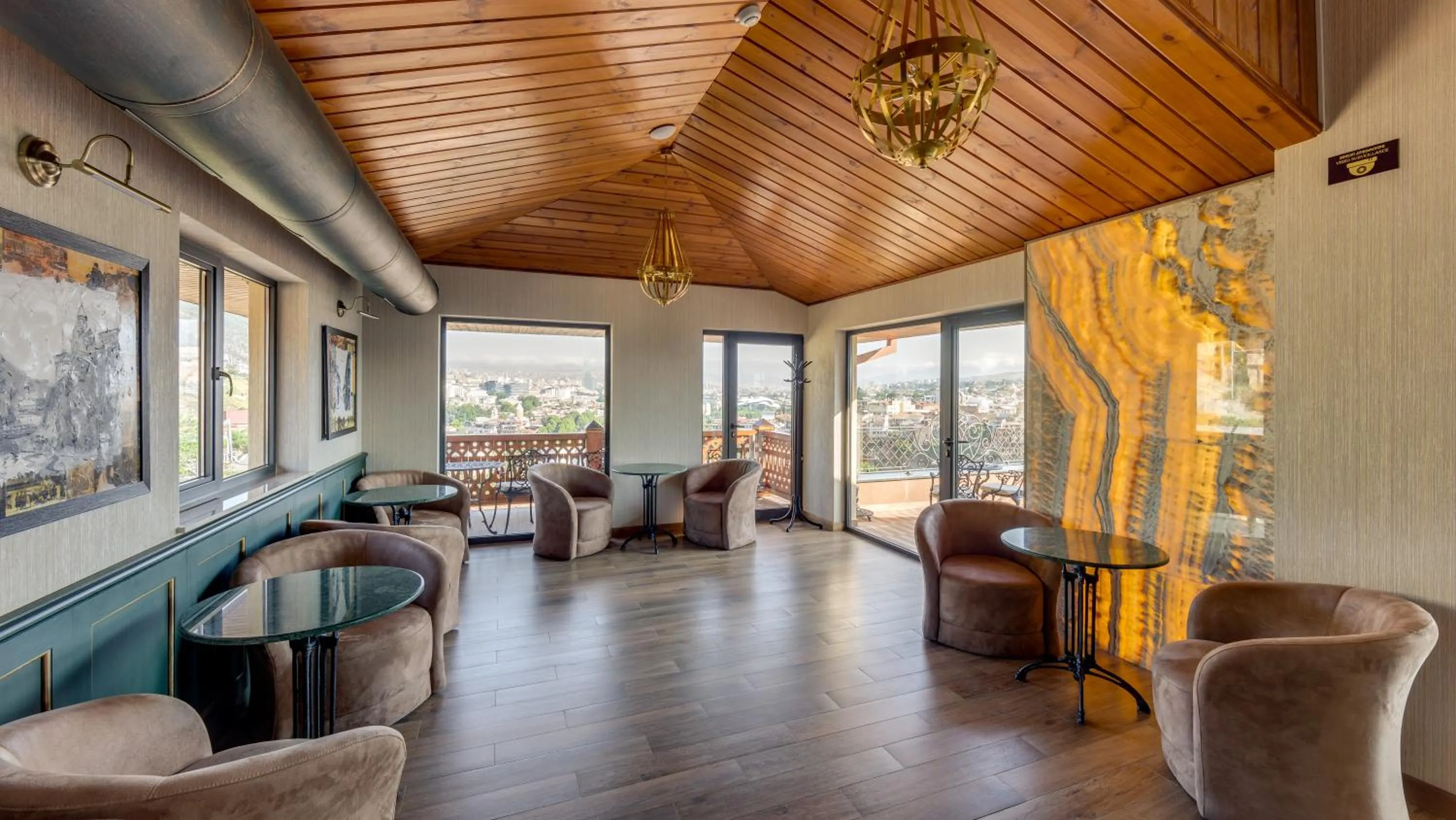 Restaurant/places to eat in Sole Palace