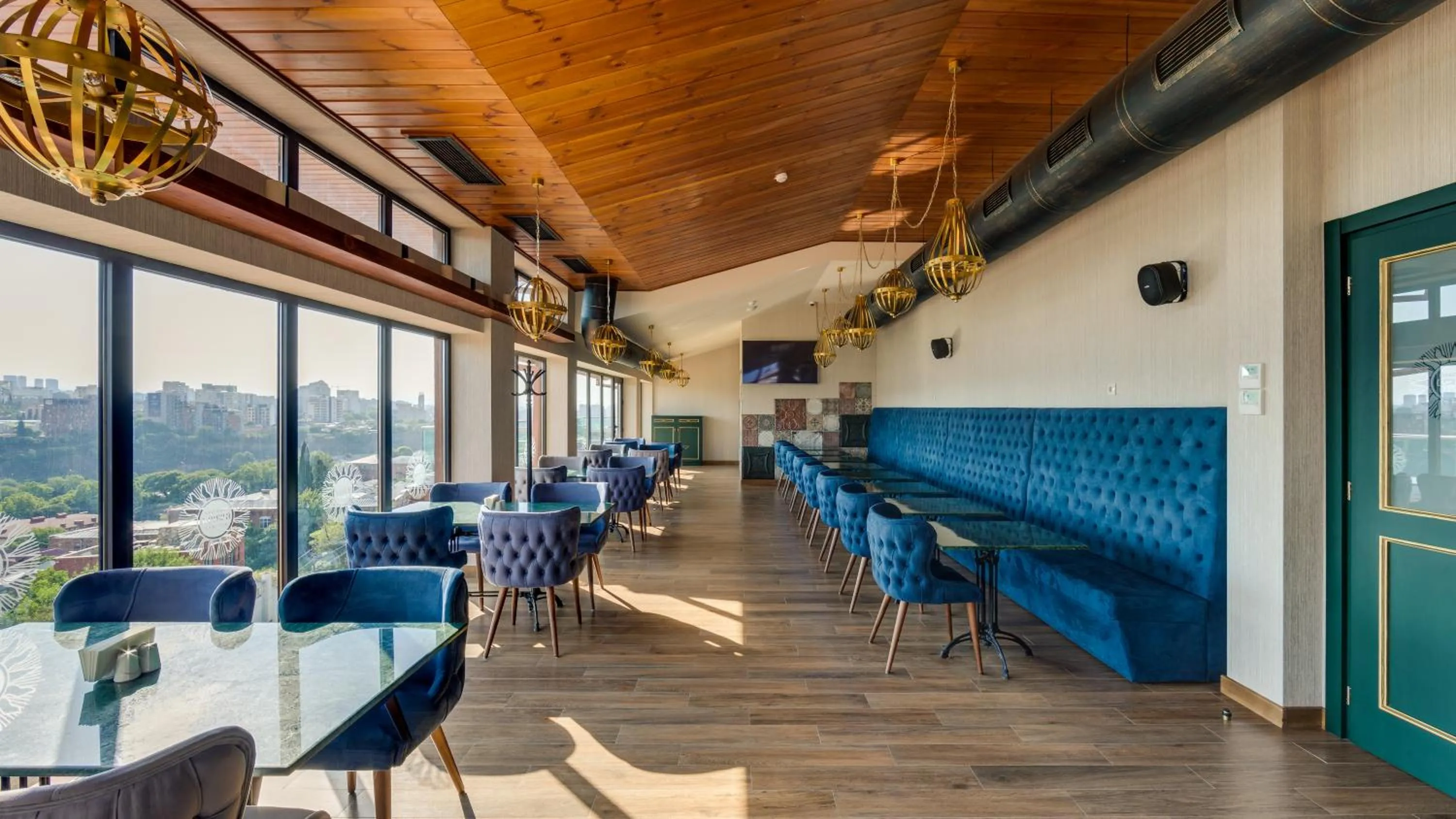 Restaurant/places to eat in Sole Palace