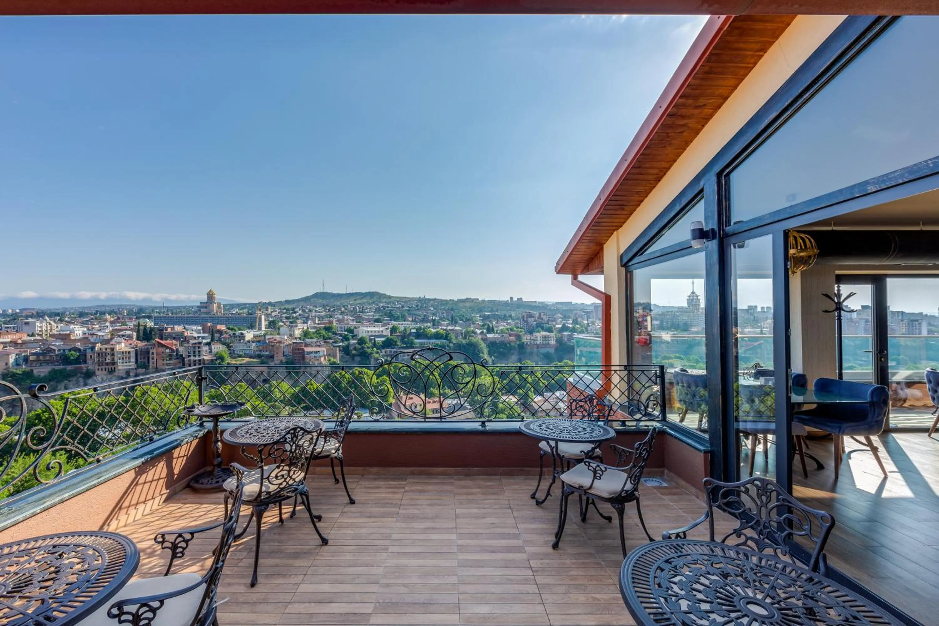 Restaurant/places to eat in Sole Palace