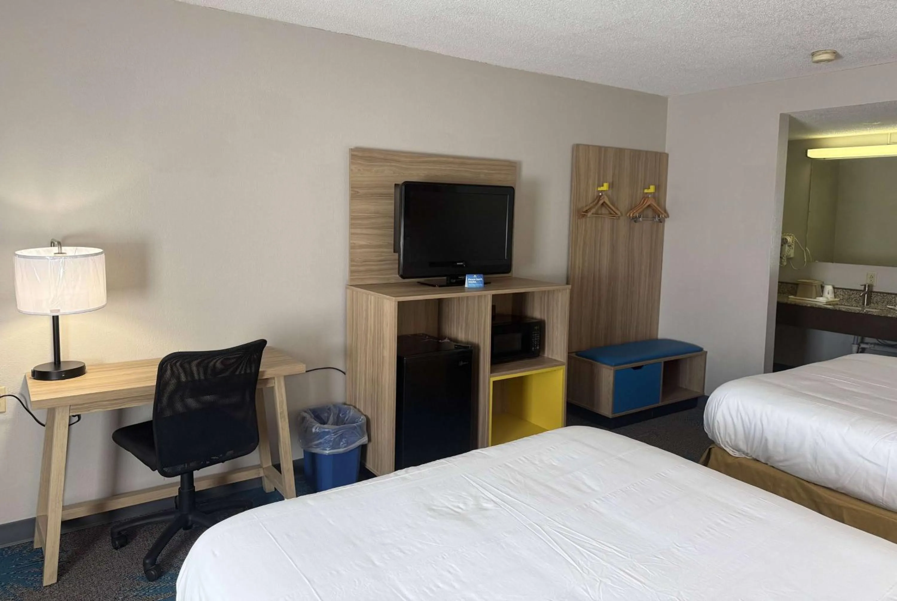 Photo of the whole room, Bed in Days Inn by Wyndham Hannibal