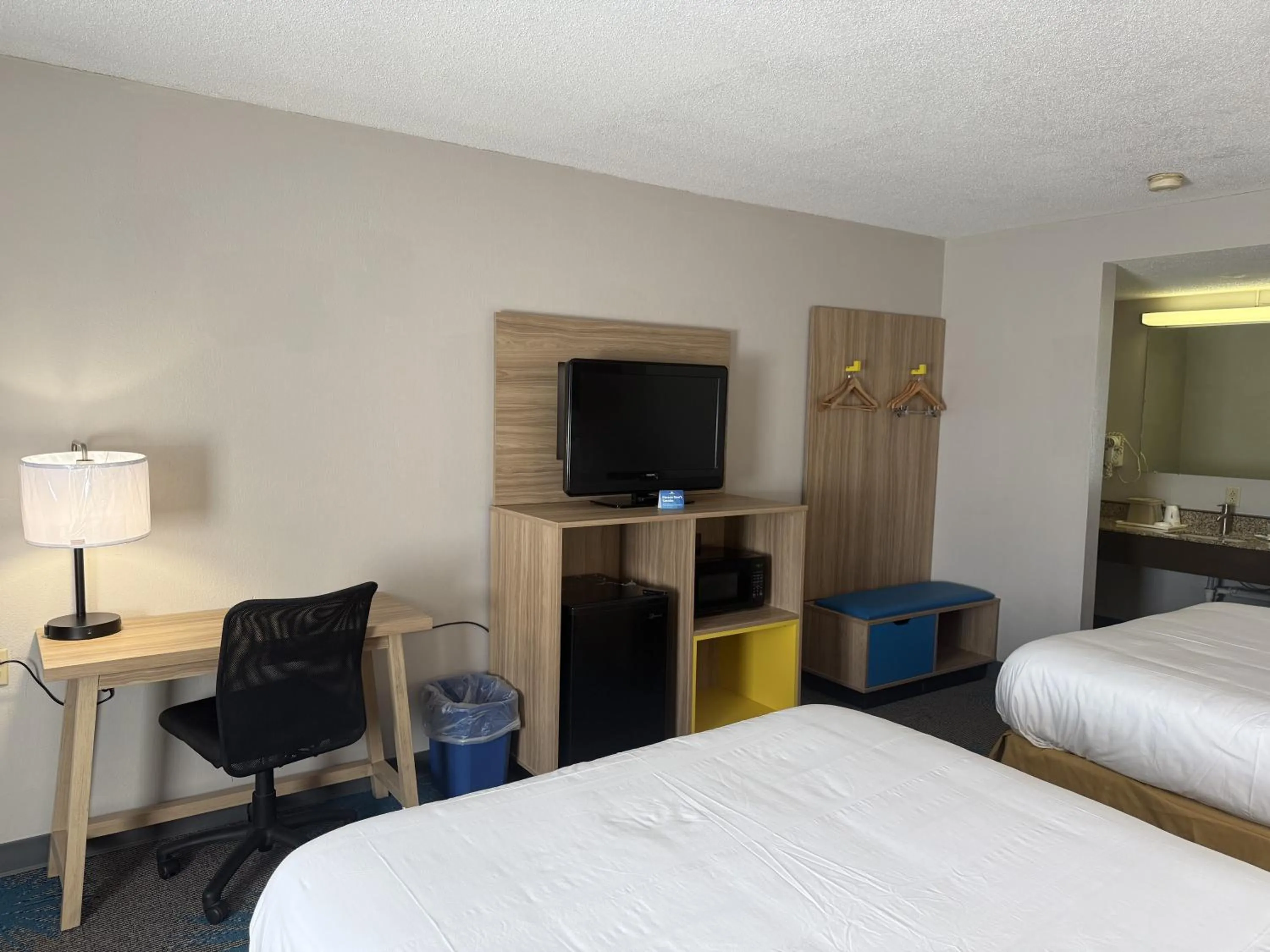 Bed in Days Inn by Wyndham Hannibal