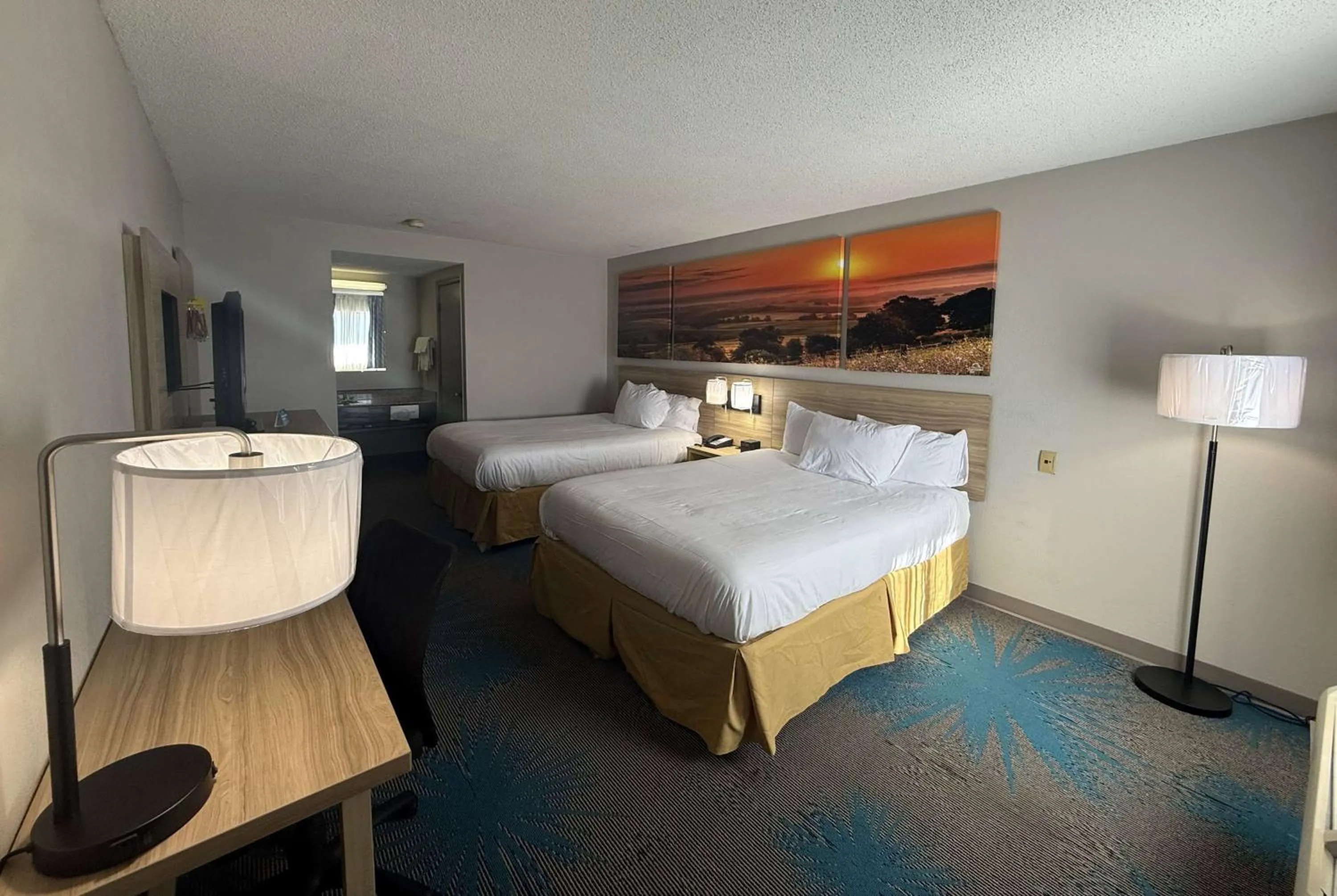 Photo of the whole room, Bed in Days Inn by Wyndham Hannibal