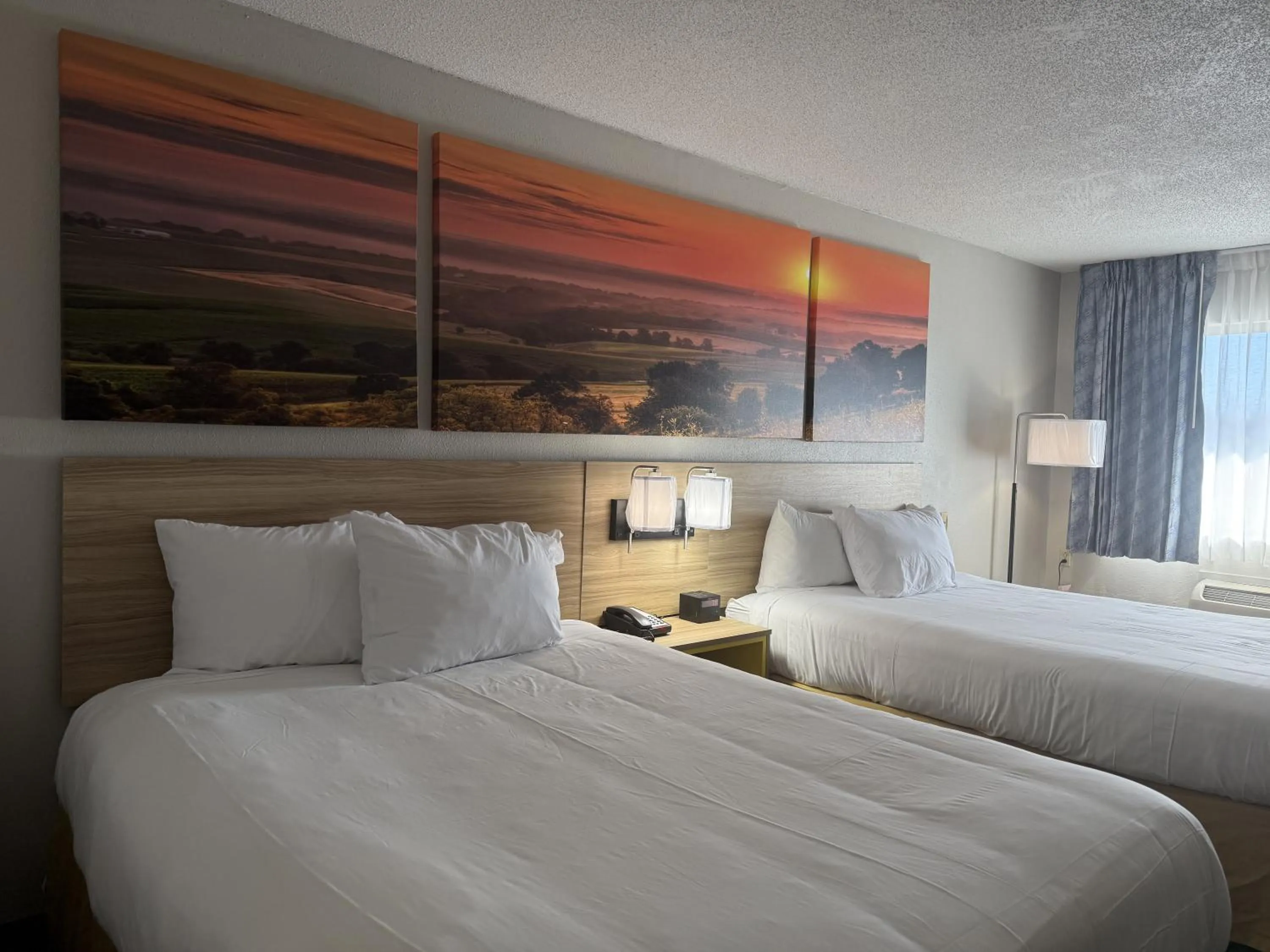 Bed in Days Inn by Wyndham Hannibal