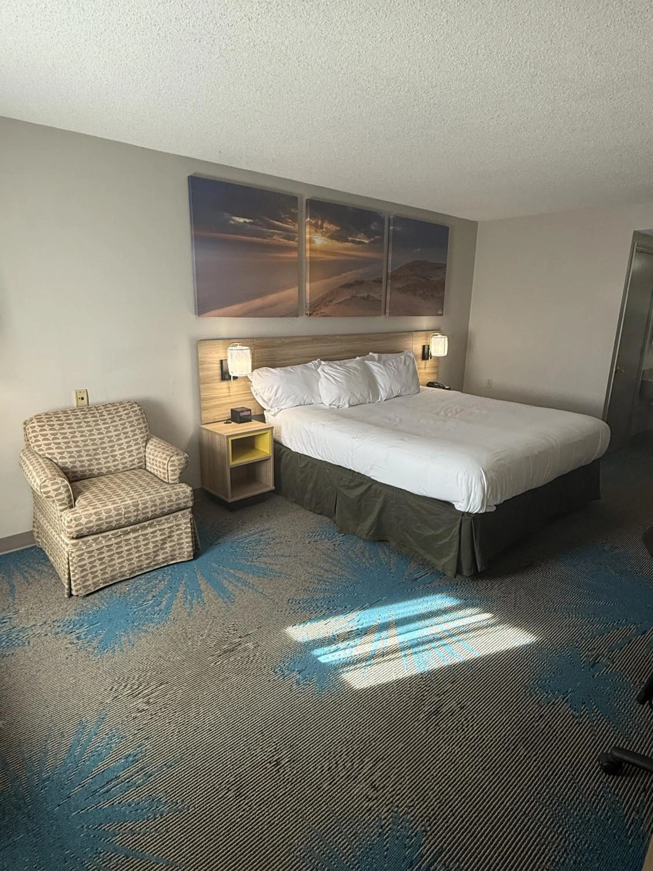 Bed in Days Inn by Wyndham Hannibal