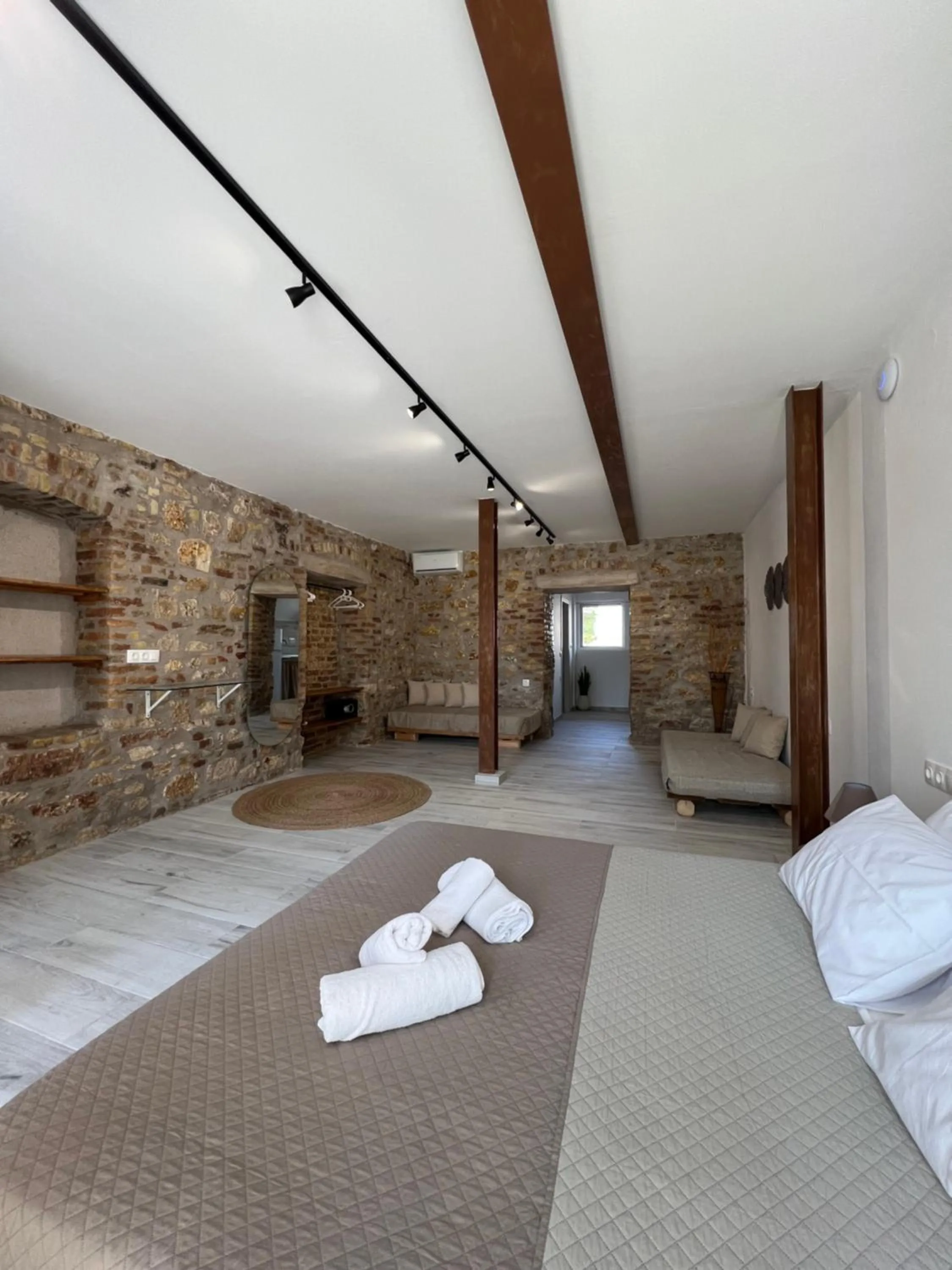 Photo of the whole room in Greco Mare