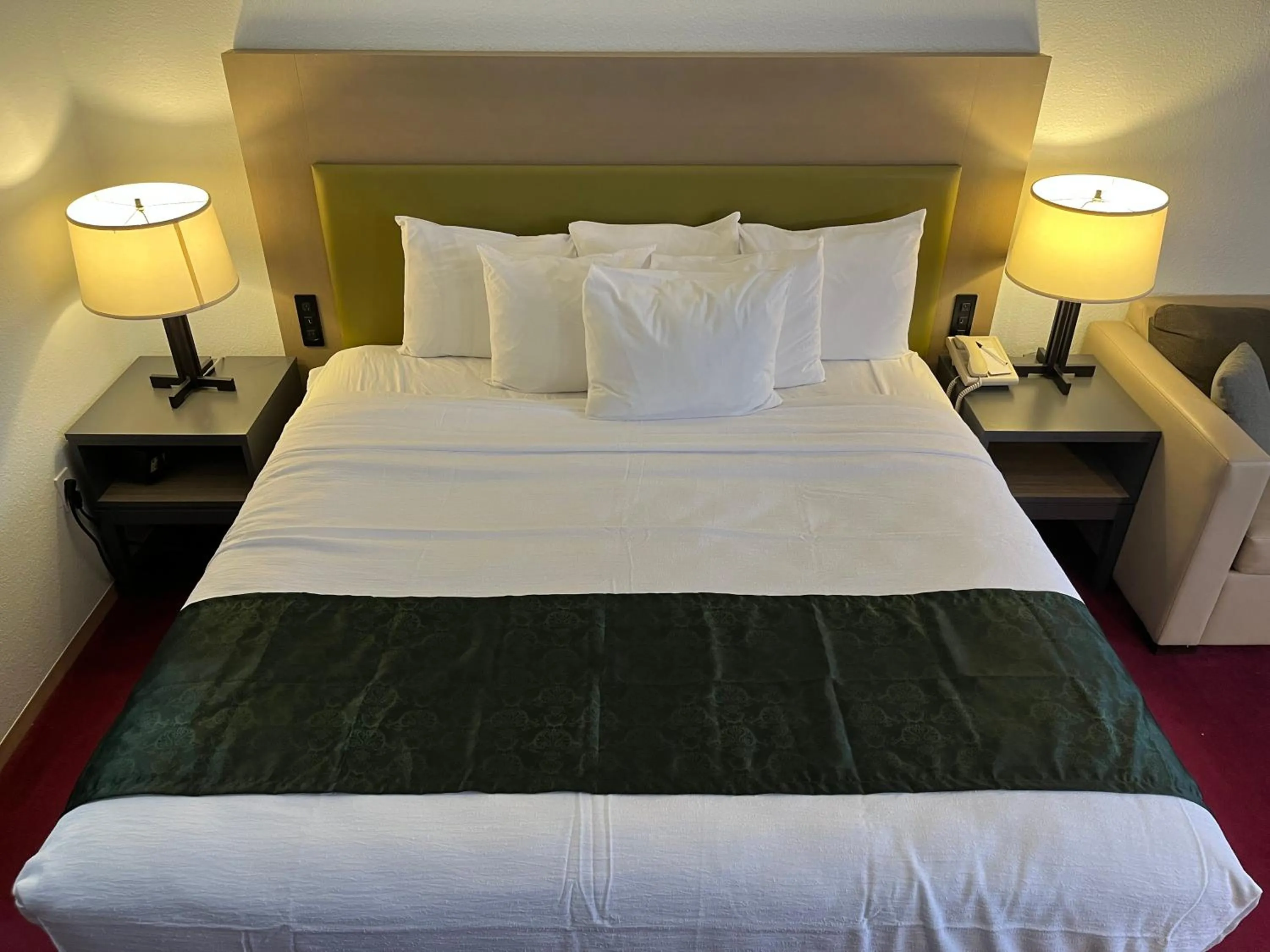 Bed in Pictured Rocks Inn and Suites
