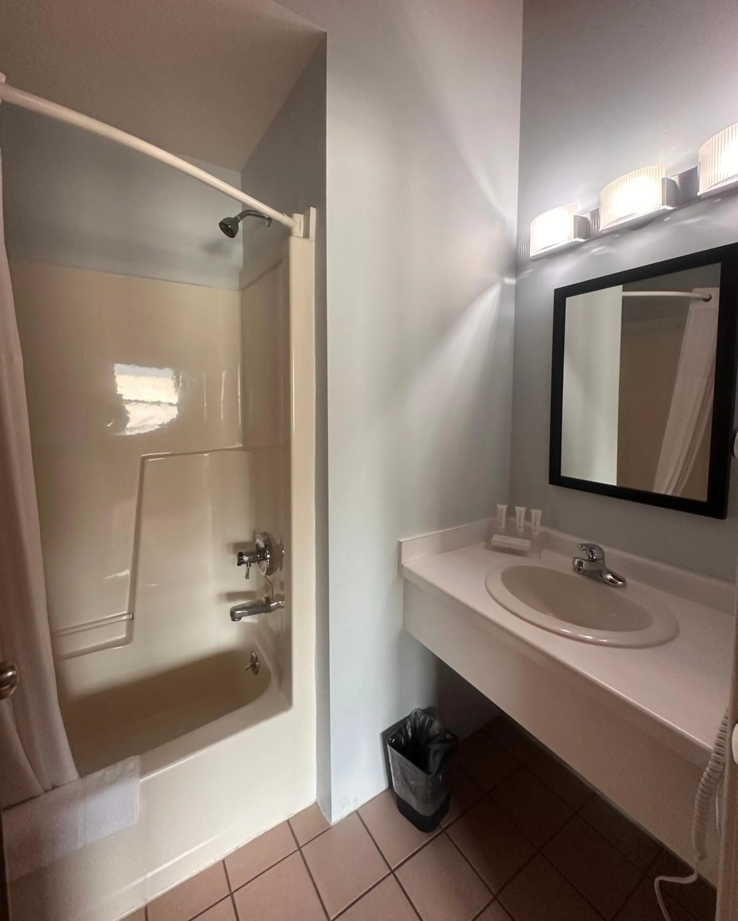 Pictured Rocks Inn and Suites