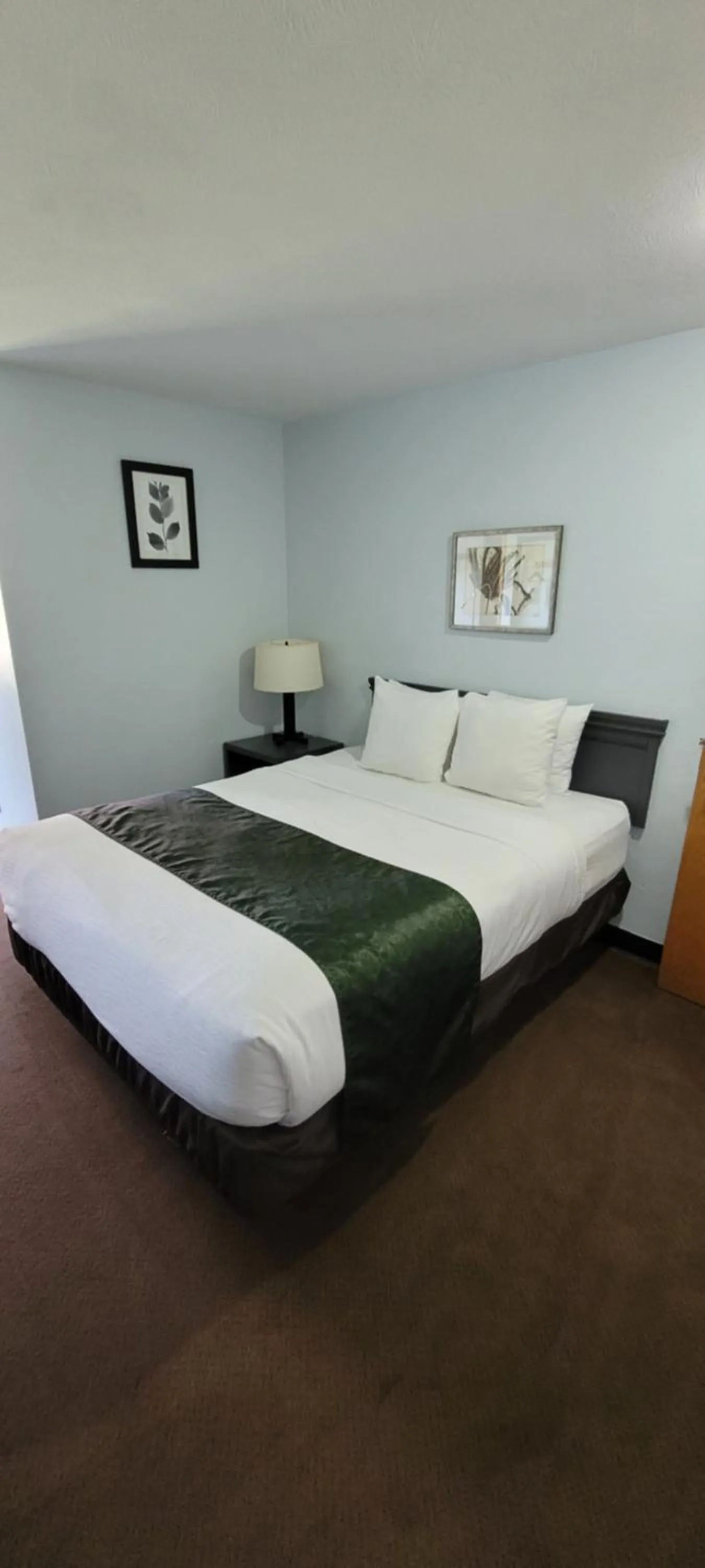Bed in Pictured Rocks Inn and Suites