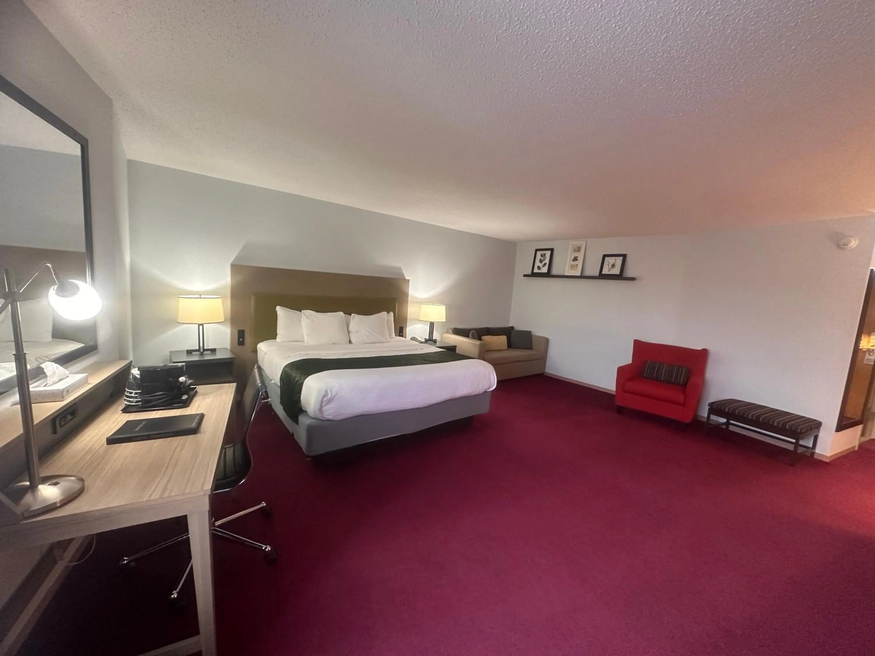 Bed in Pictured Rocks Inn and Suites