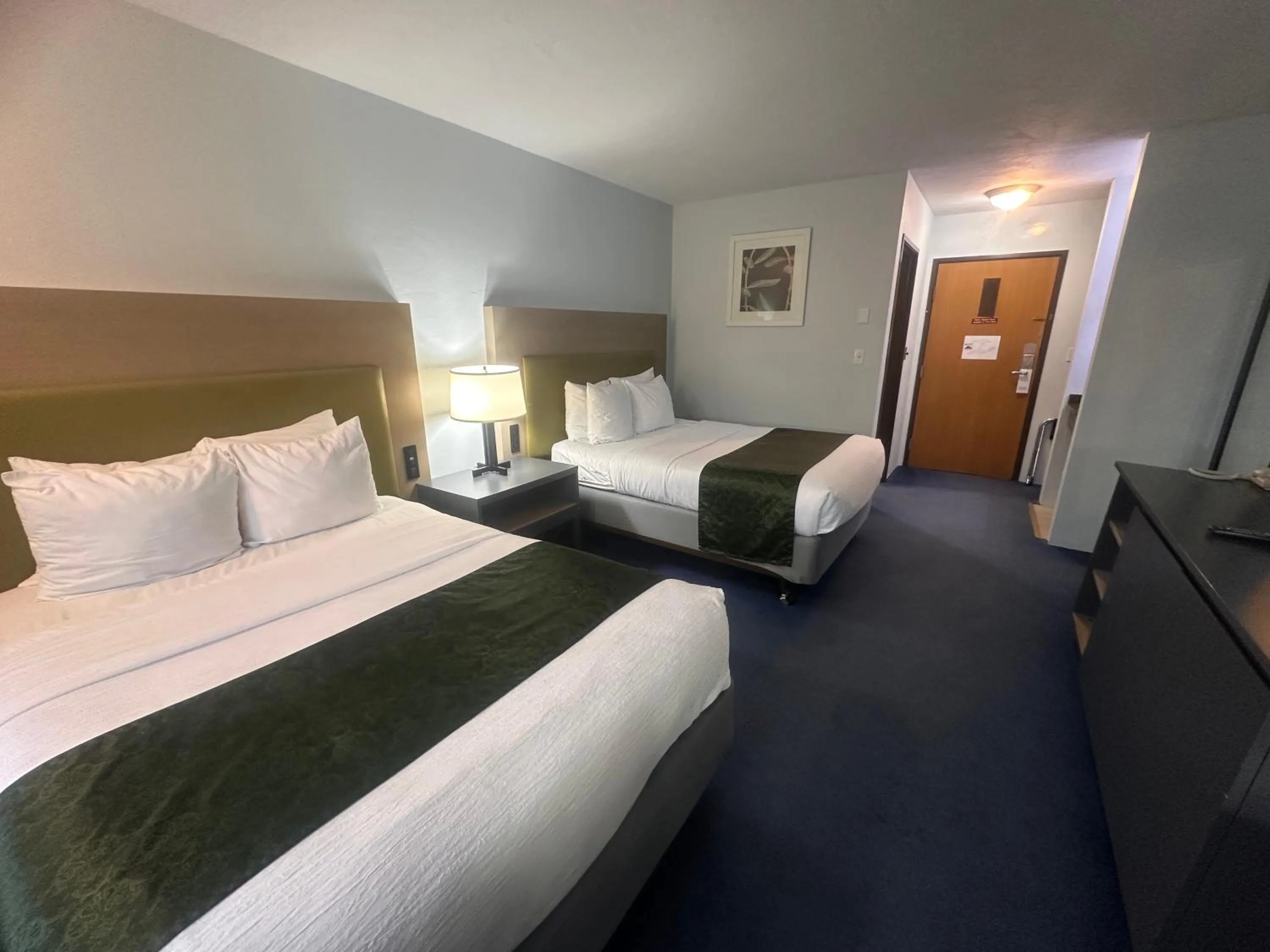 Bed in Pictured Rocks Inn and Suites