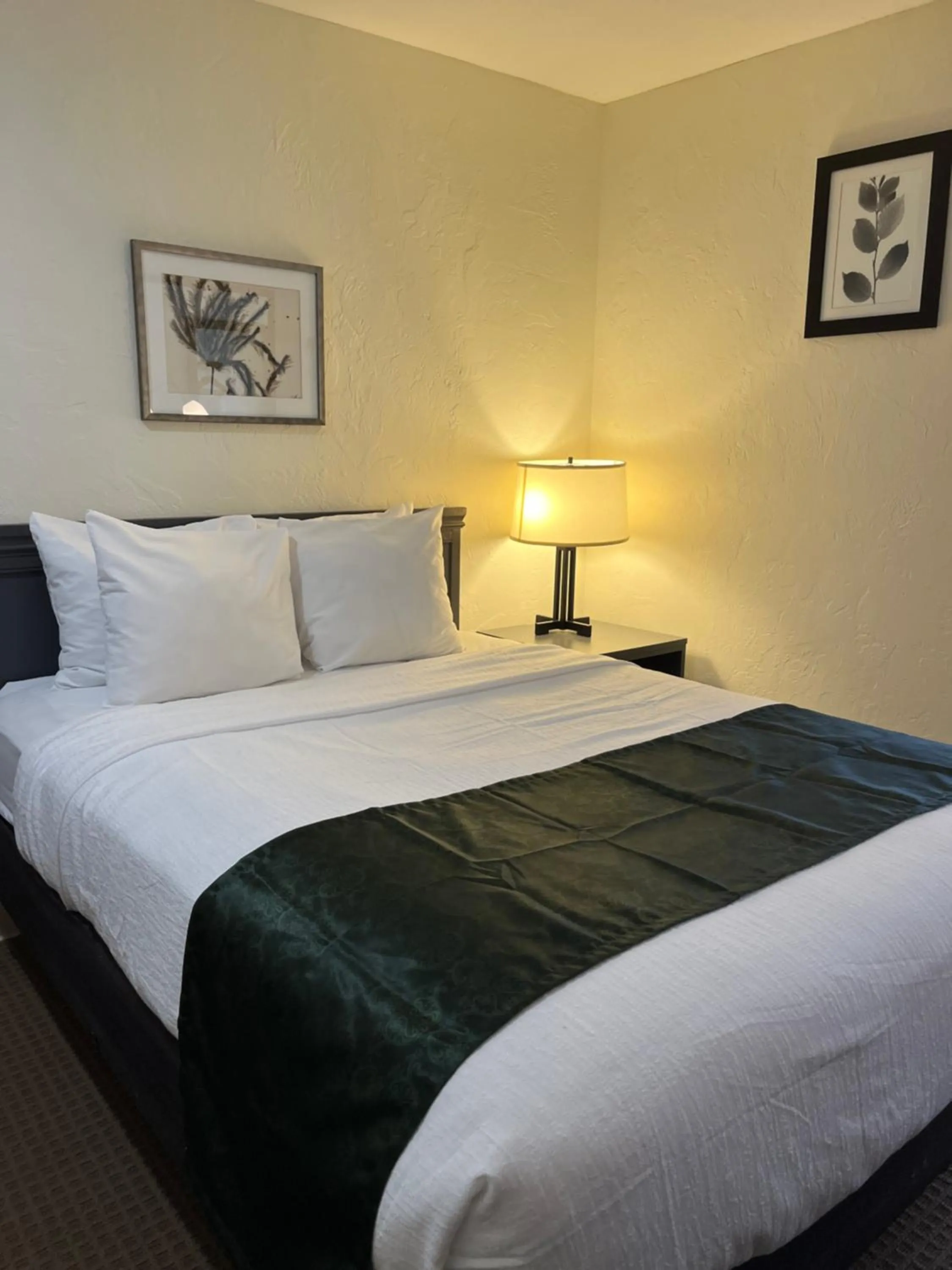 Bed in Pictured Rocks Inn and Suites