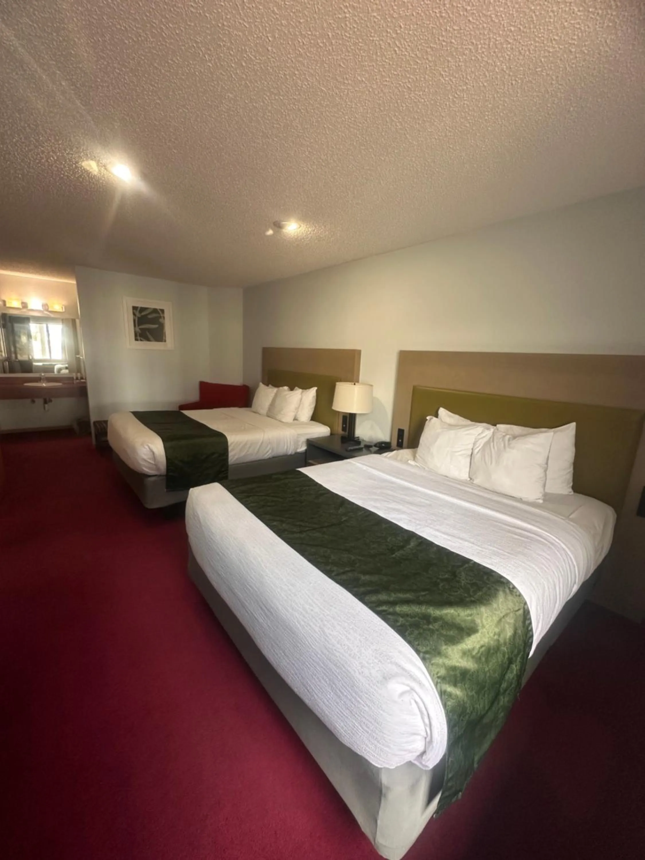 Bed in Pictured Rocks Inn and Suites