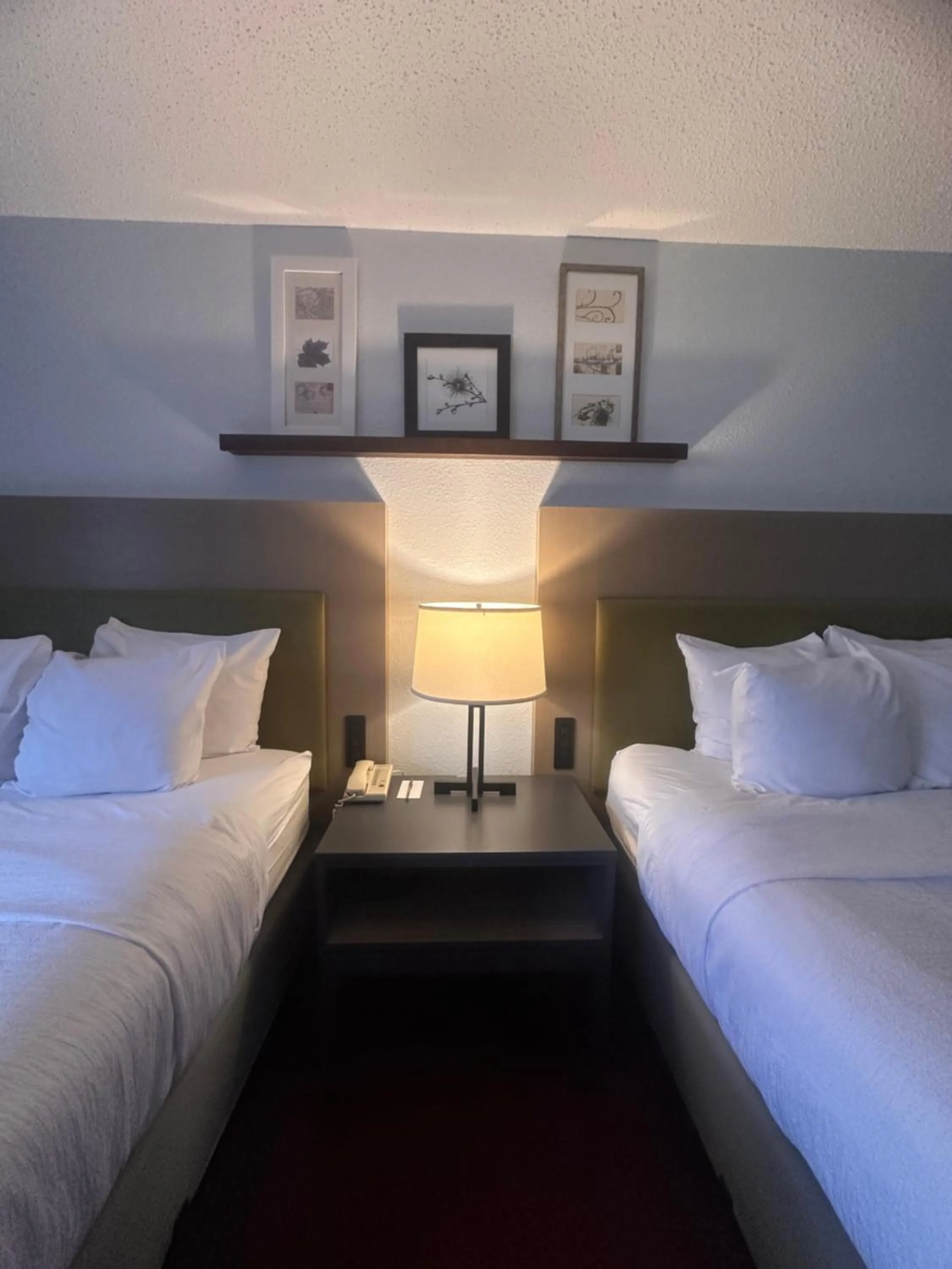 Bed in Pictured Rocks Inn and Suites