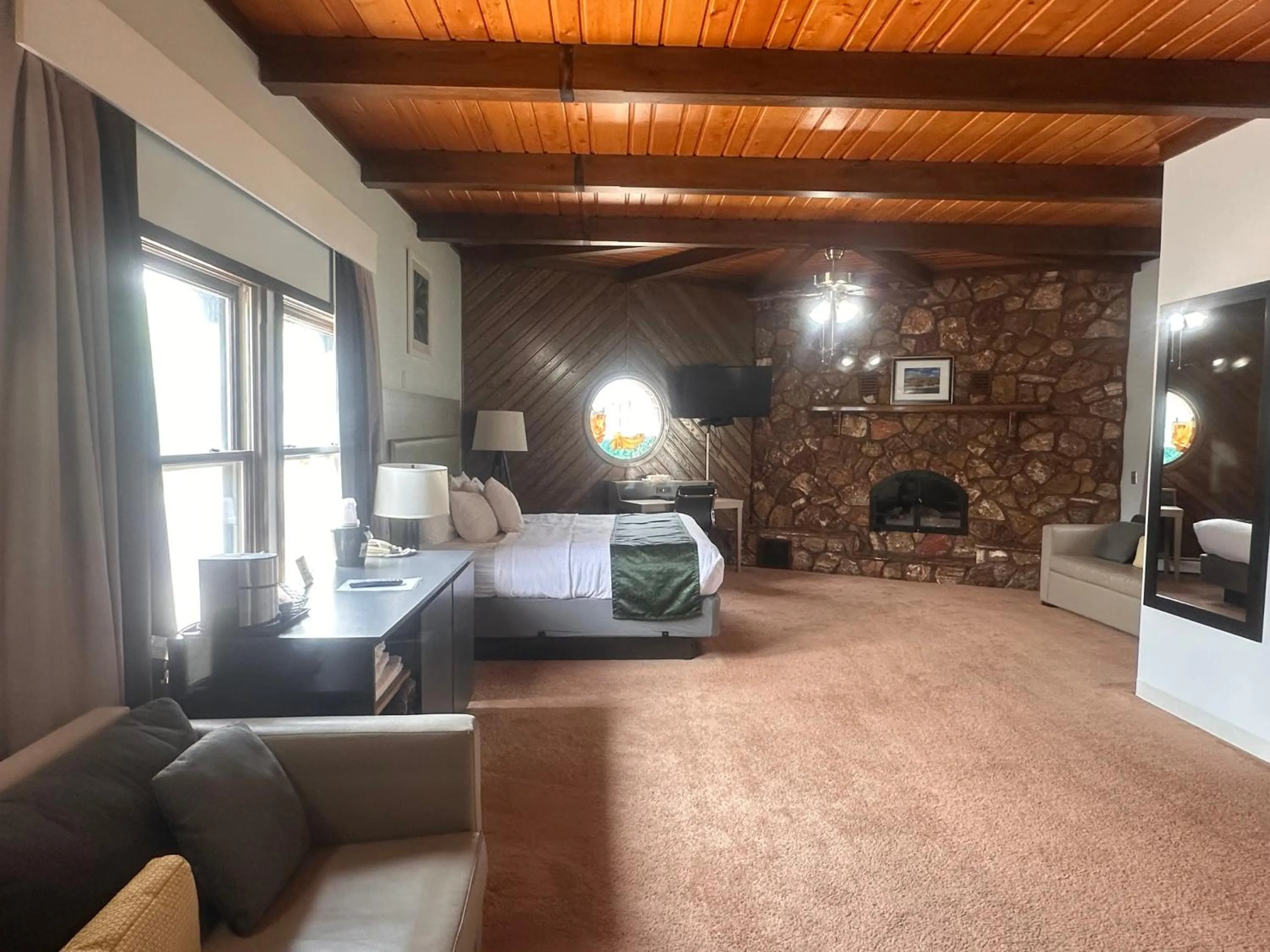 Pictured Rocks Inn and Suites