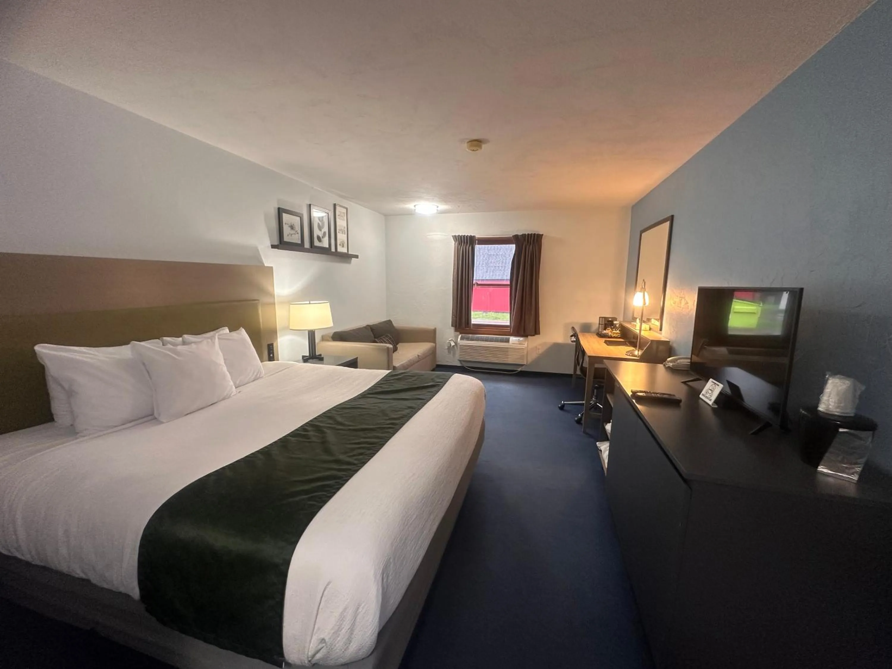 Bed in Pictured Rocks Inn and Suites