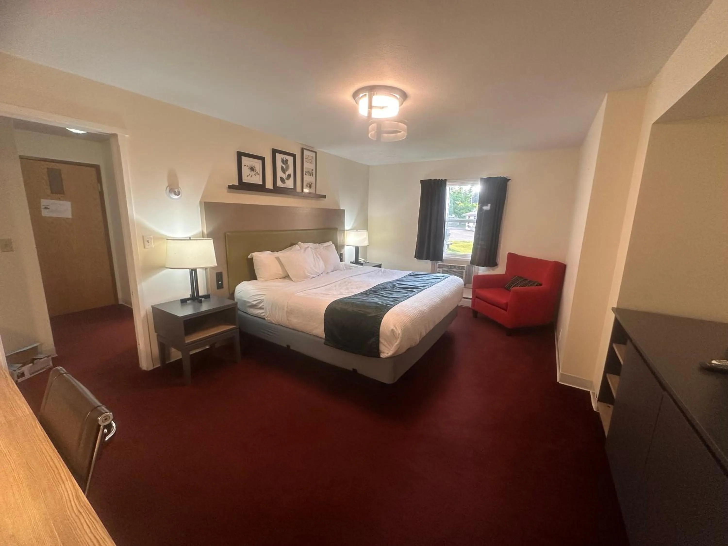 Bed in Pictured Rocks Inn and Suites