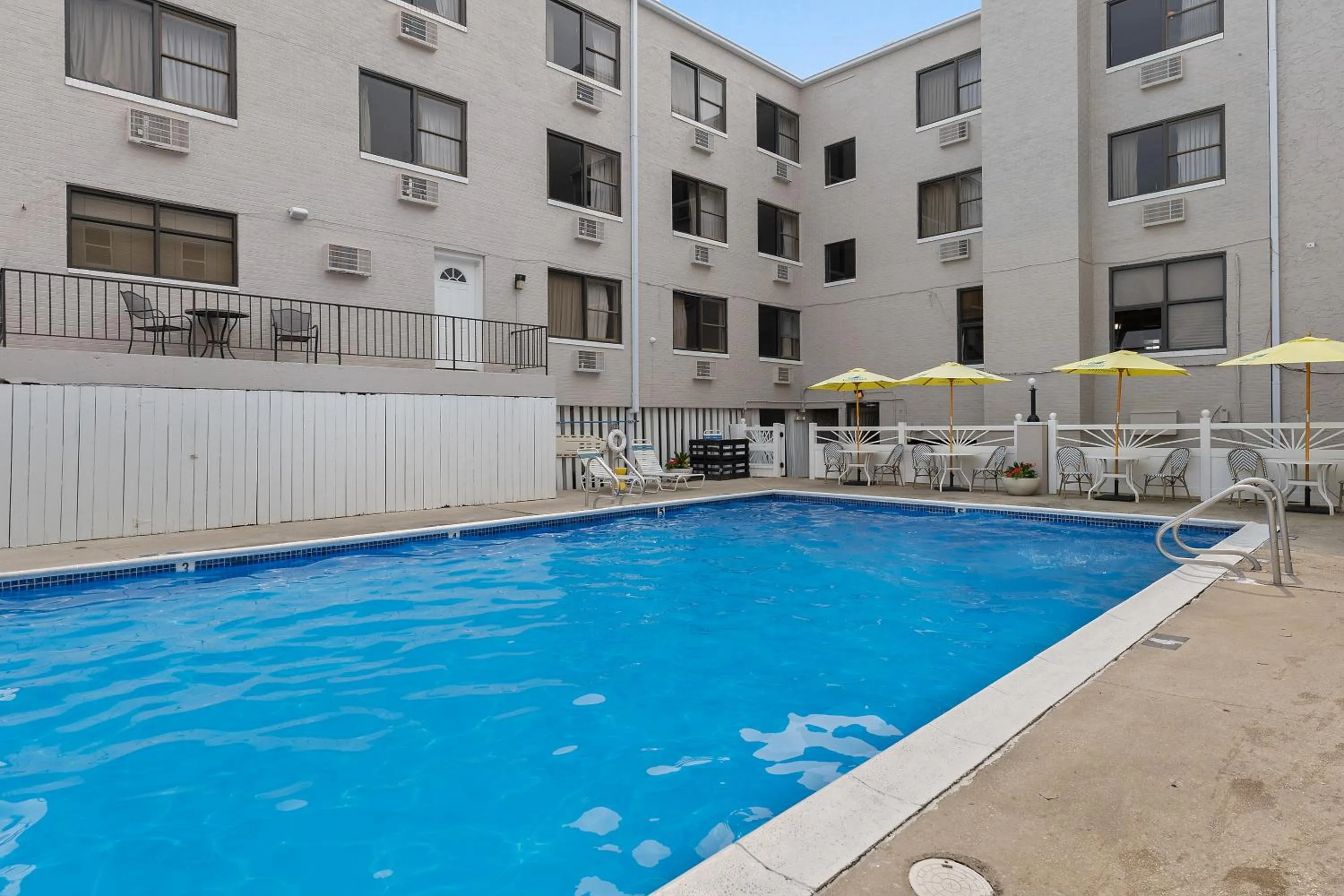 Swimming pool in Oceanic Hotel & Barefoot Tiki Bar