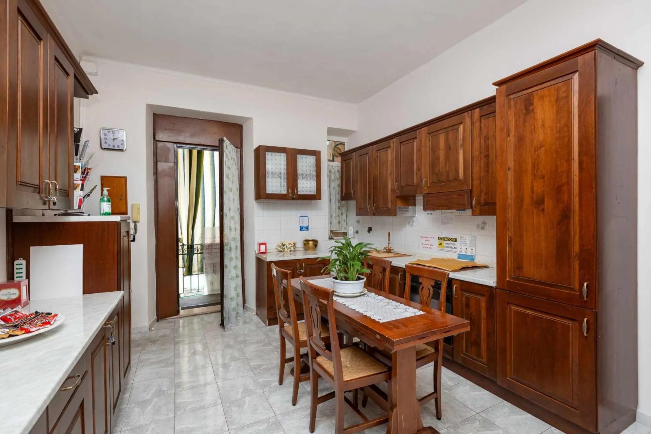 Dining area in Grotta di Rita