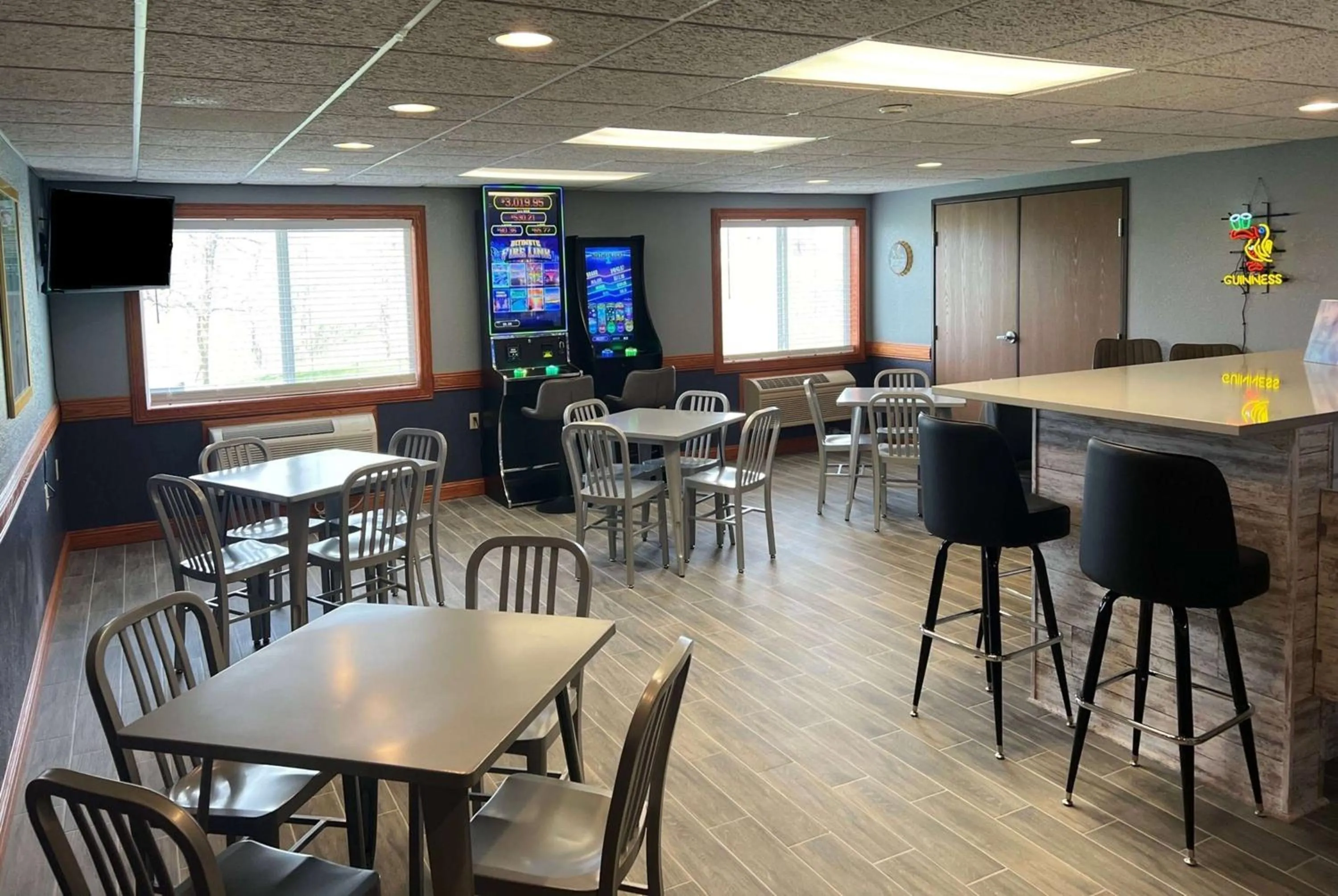 Lounge or bar in AmericInn by Wyndham Manitowoc