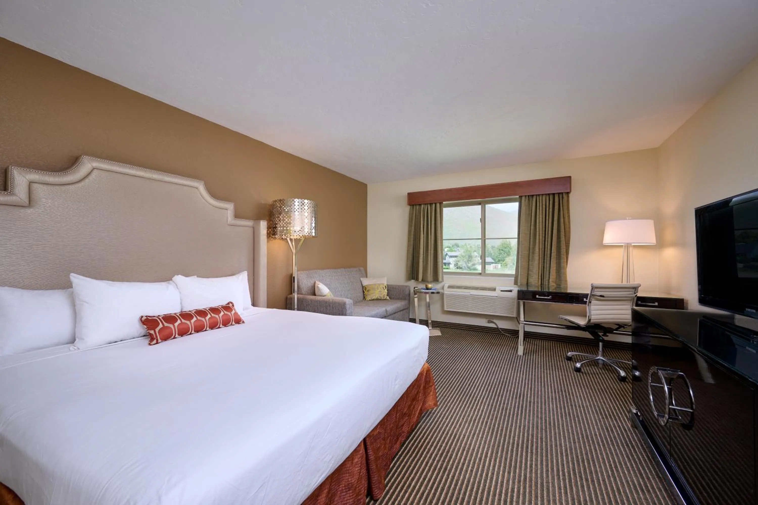 Photo of the whole room, Bed in Mountain Valley Lodge Hailey Sun Valley