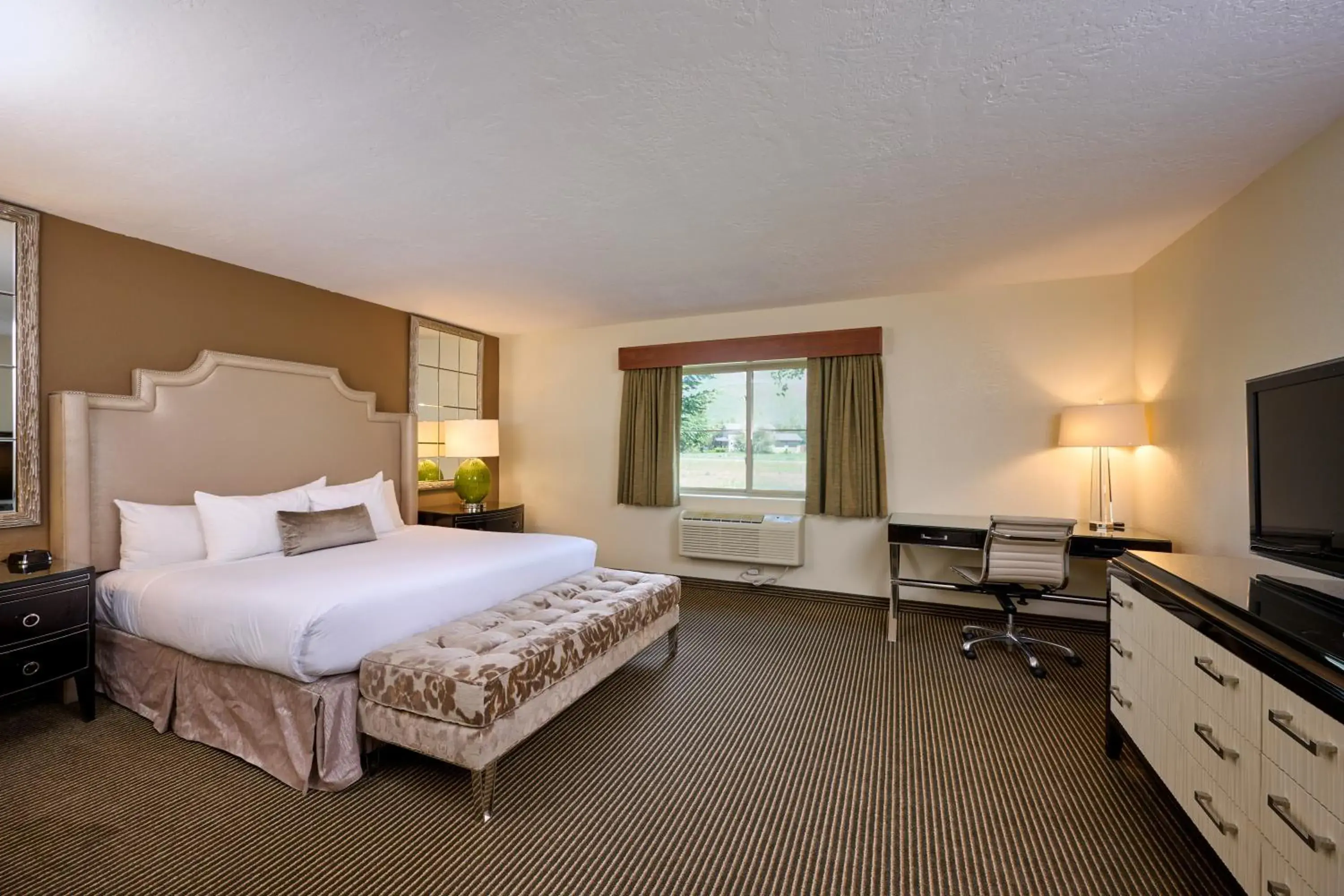 King Room with Roll-In Shower - Mobility Access/Non-Smoking in Mountain Valley Lodge Hailey Sun Valley King Room with Roll-In Shower - Mobility Access/Non-Smoking in Mountain Valley Lodge Hailey Sun Valley