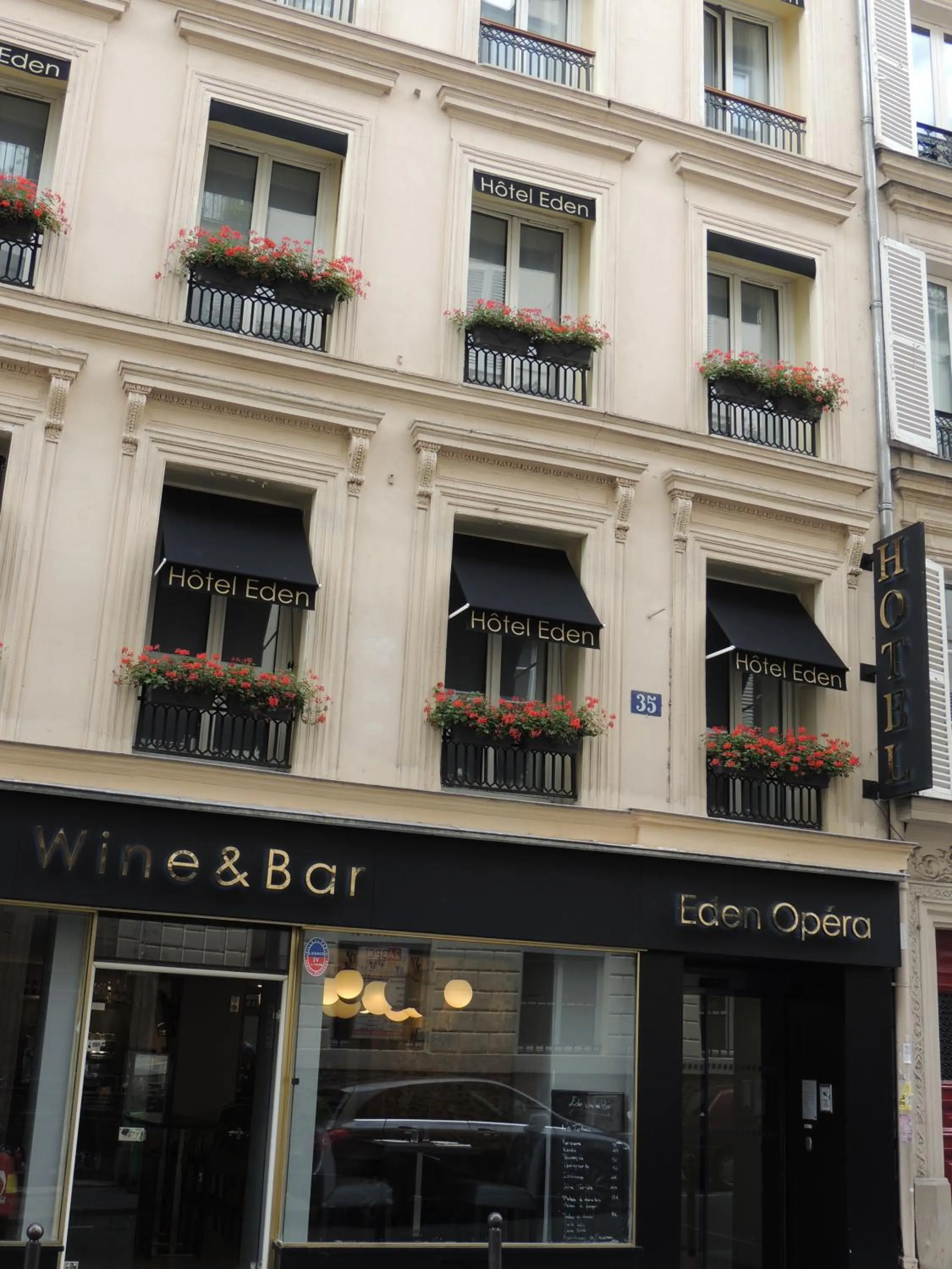 Facade/entrance in Hôtel Eden Opéra