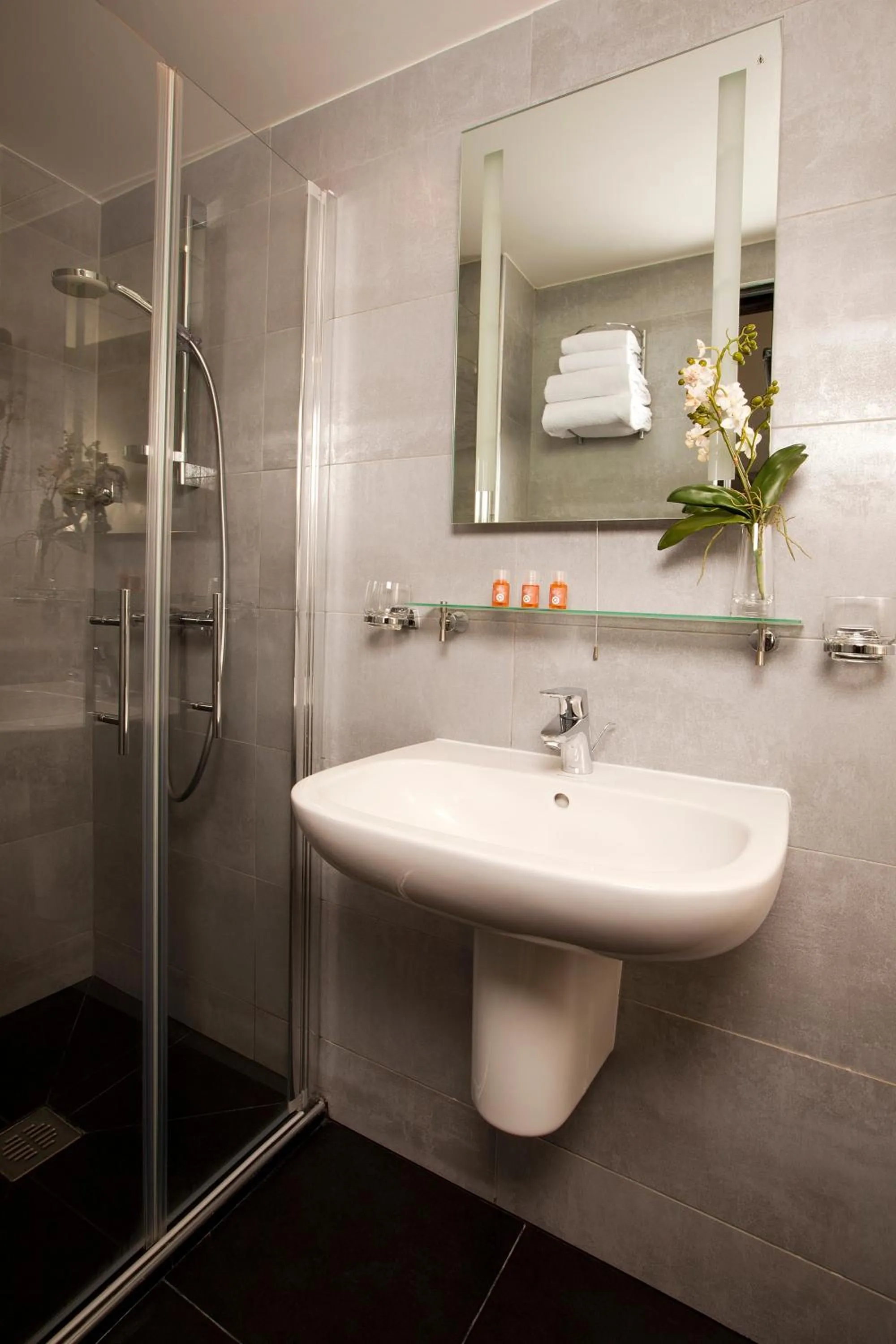 Bathroom in Hôtel Eden Opéra