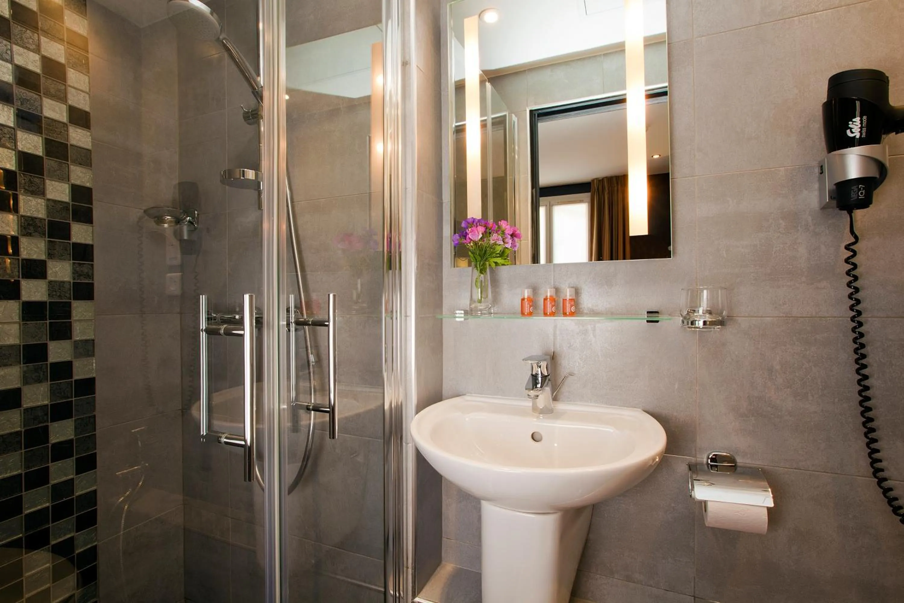 Bathroom in Hôtel Eden Opéra