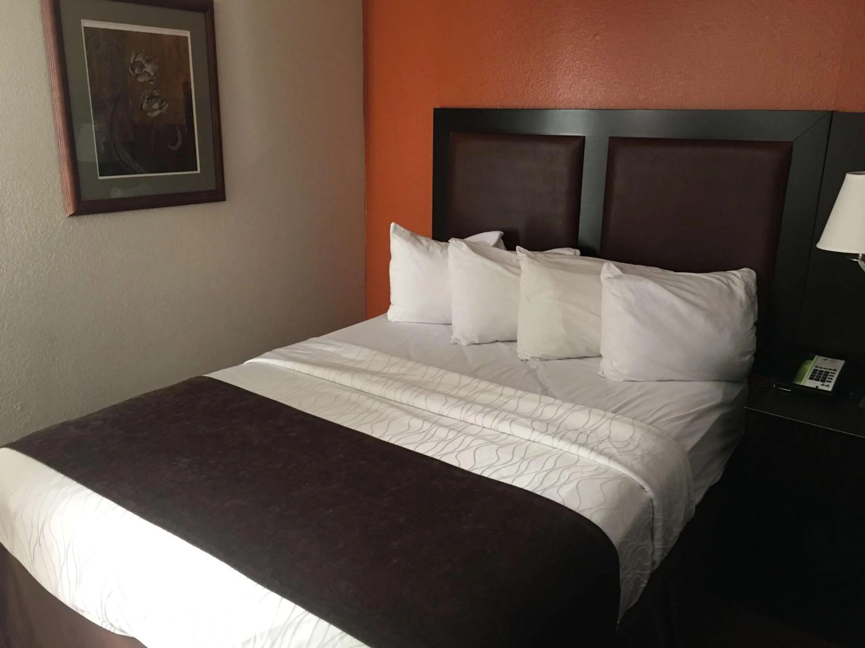 Photo of the whole room, Bed in Best Windsor Inn