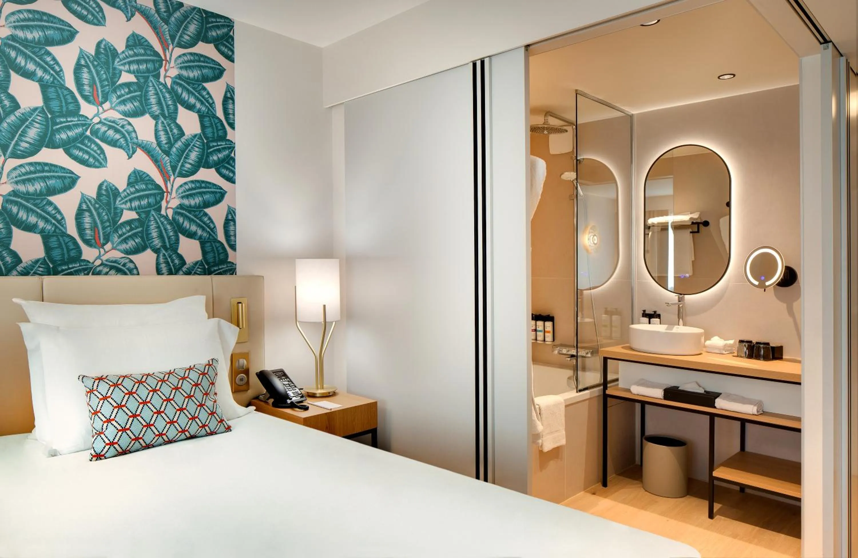 Bathroom, Bed in Pullman La Pléiade Montpellier Centre