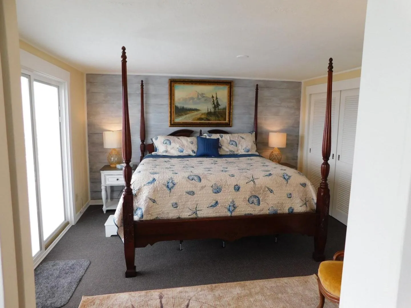 Bed in Driftwood Inn