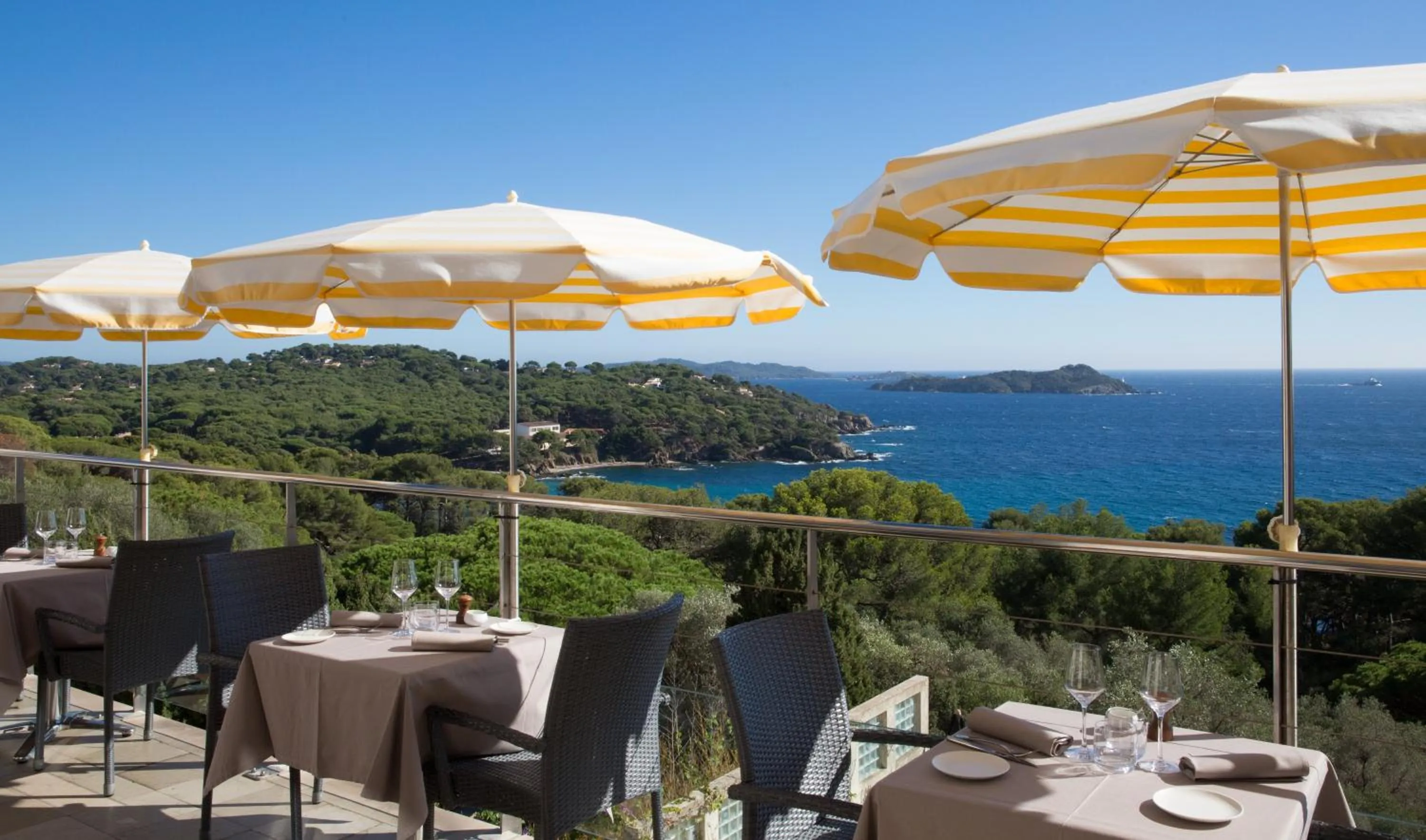 Patio in Hôtel Le Provençal - Rénové en 2025 - Bord de Mer