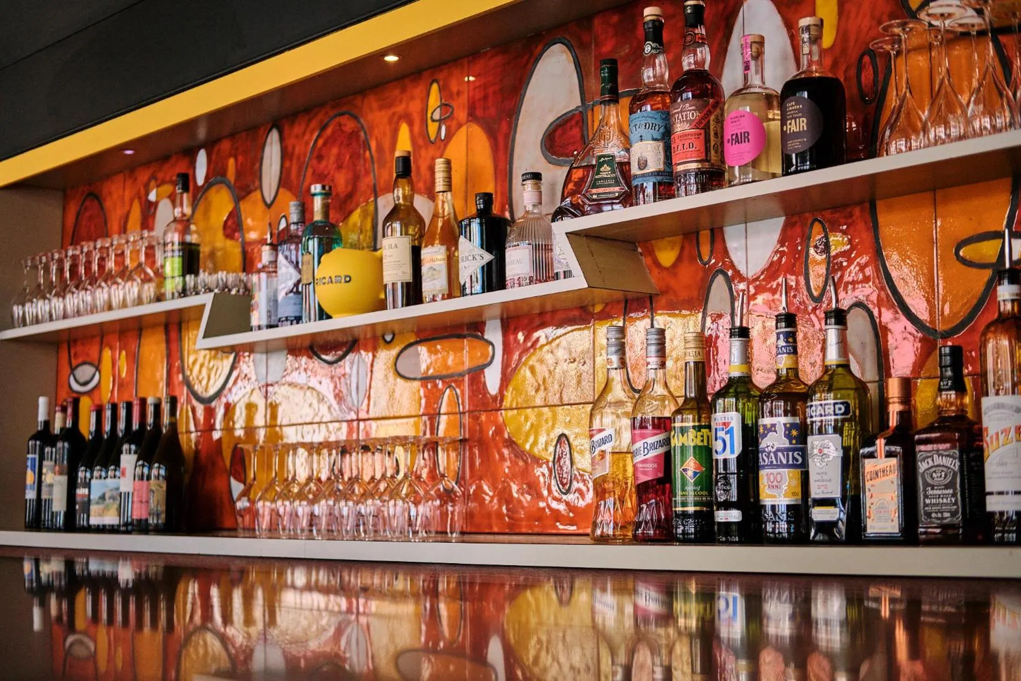 Lounge or bar in Hôtel Le Provençal - Rénové en 2025 - Bord de Mer