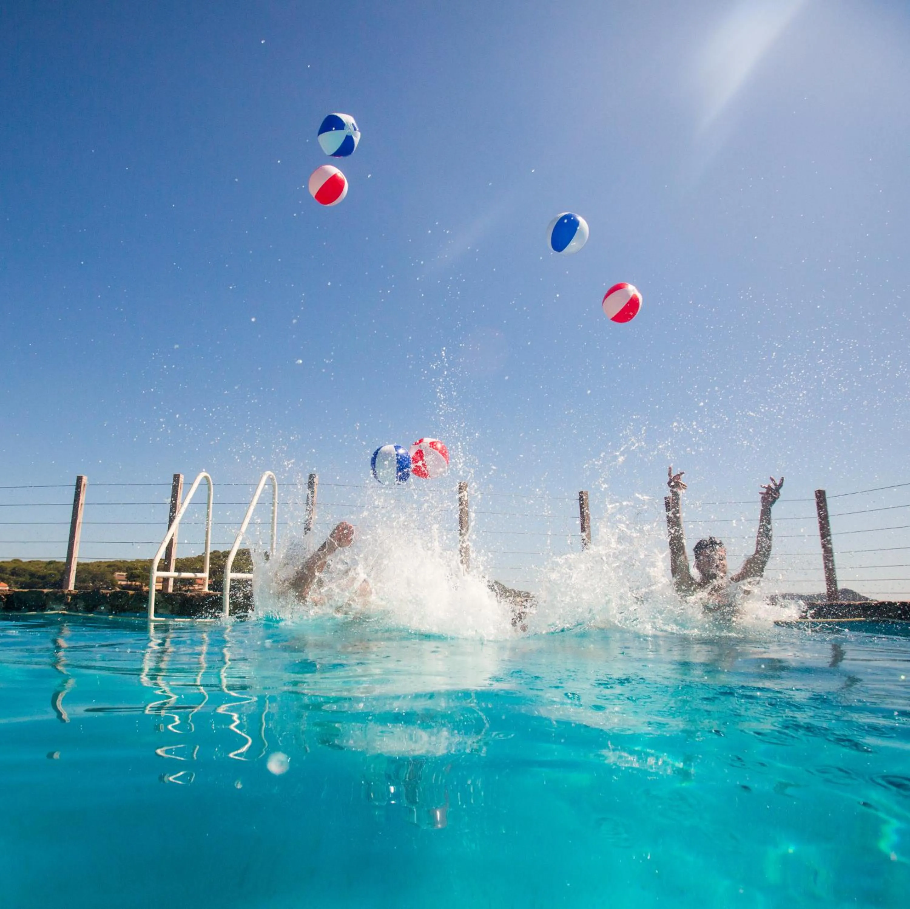 Swimming pool in Hôtel Le Provençal - Rénové en 2025 - Bord de Mer