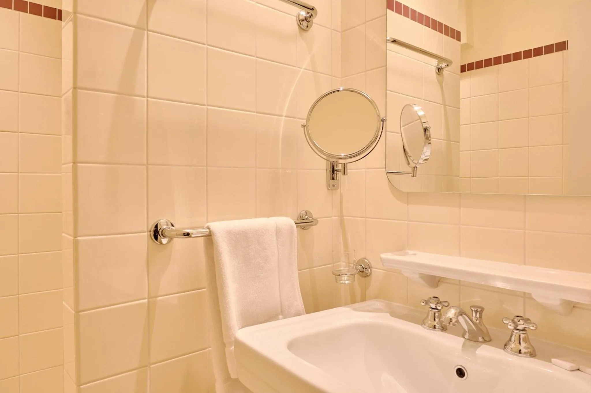 Bathroom in Hôtel Le Provençal - Rénové en 2025 - Bord de Mer