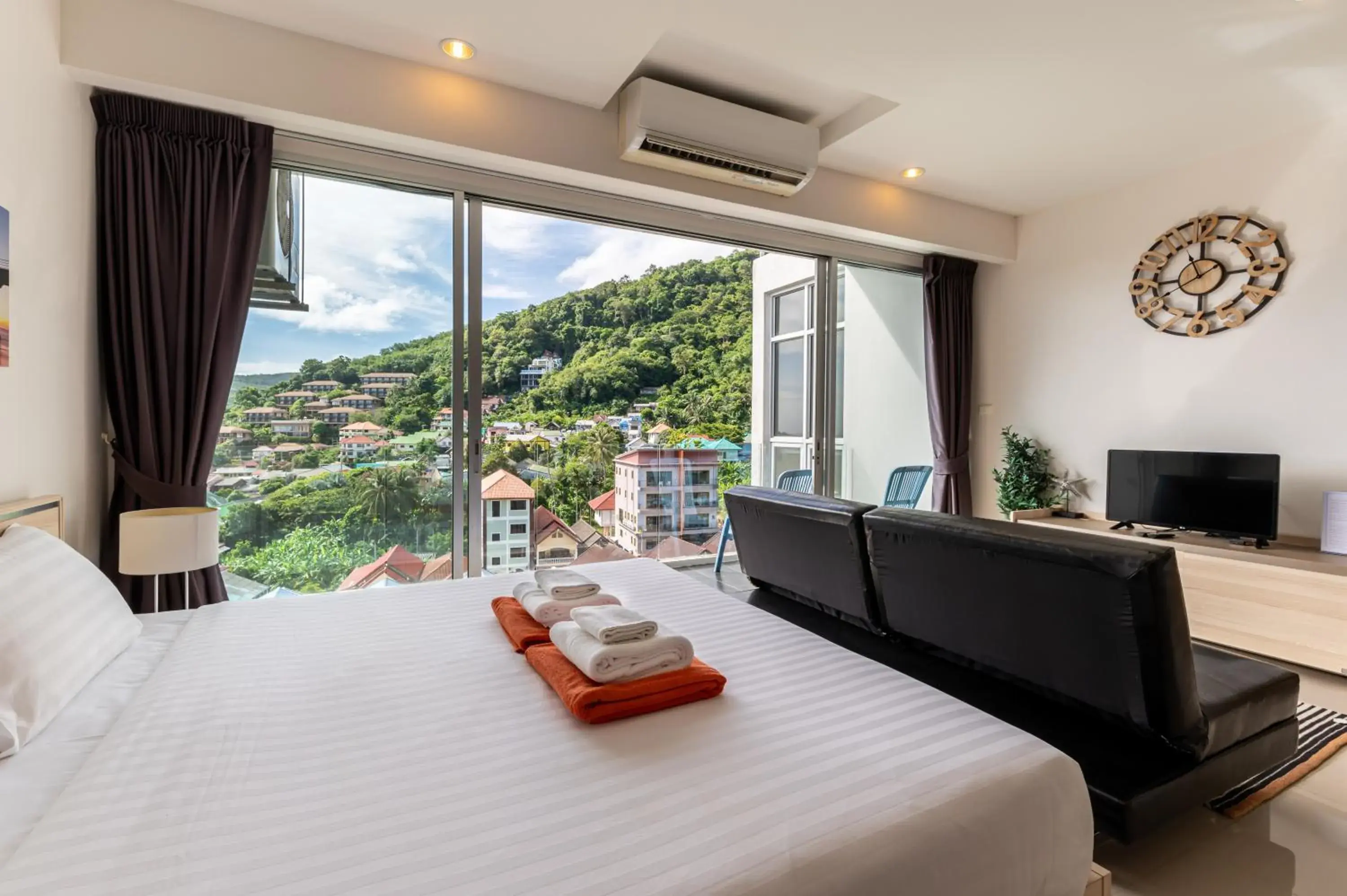 Deluxe King Studio in Chic Condo by RESAVA Deluxe King Studio in Chic Condo by RESAVA