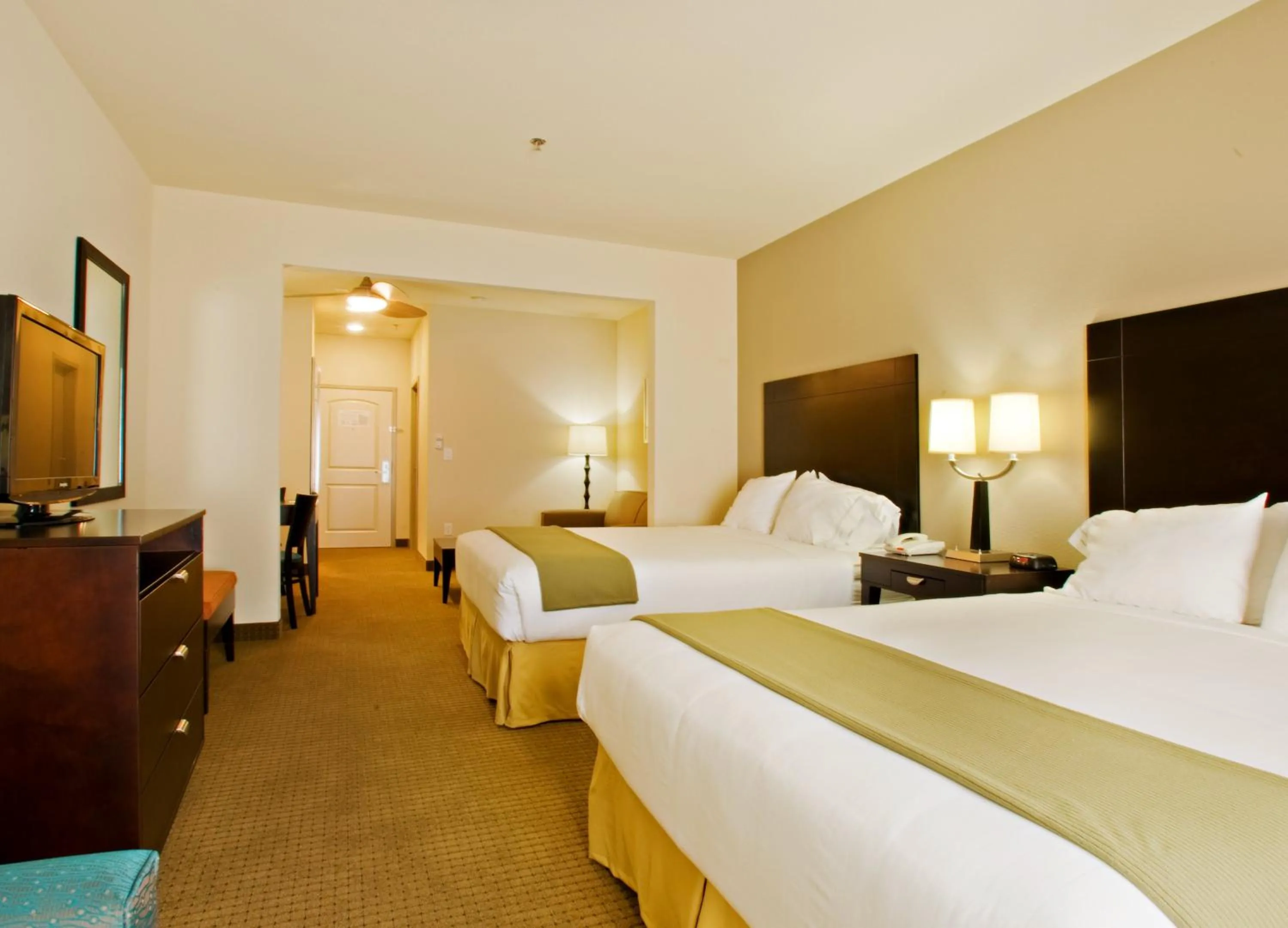 Photo of the whole room, Bed in Holiday Inn Express Hotel & Suites Shamrock North by IHG