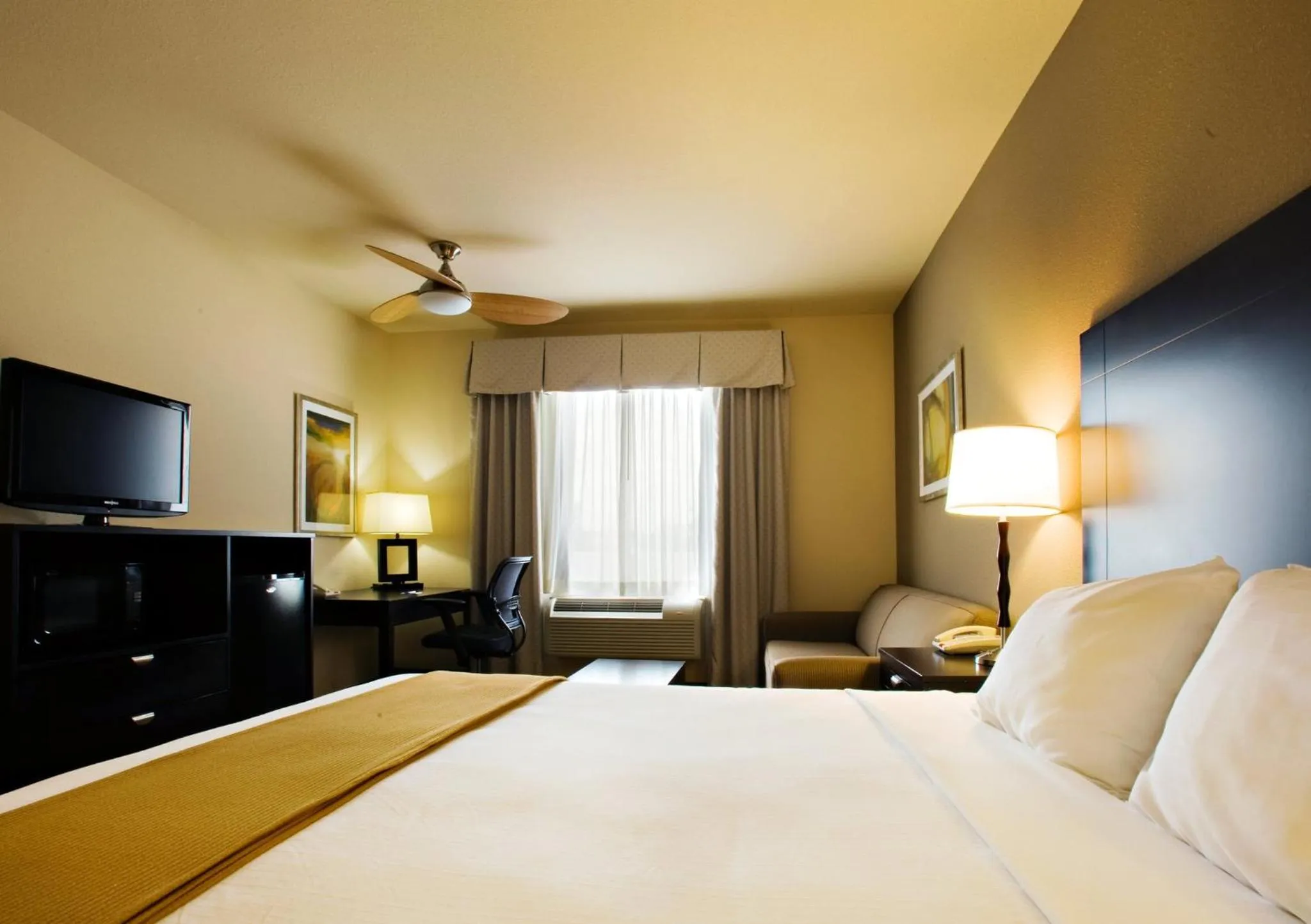 Photo of the whole room, Bed in Holiday Inn Express Hotel & Suites Shamrock North by IHG