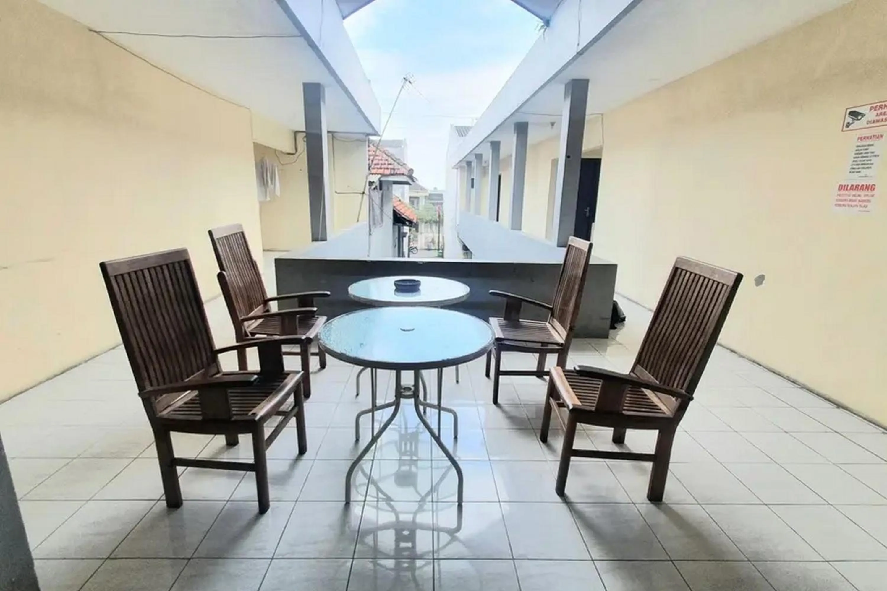 Seating area in RedDoorz near Universitas PGRI Kanjuruhan