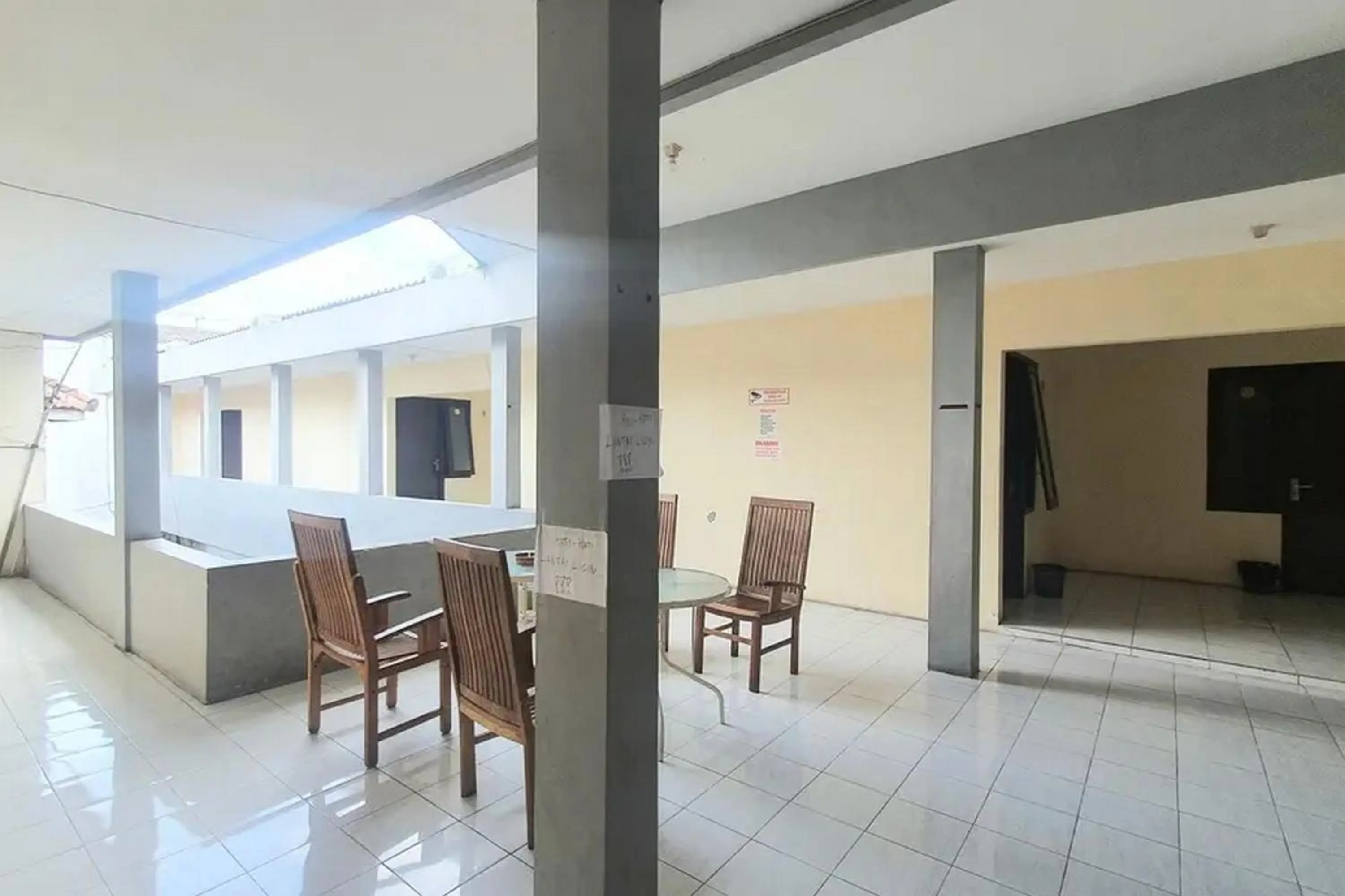 Seating area in RedDoorz near Universitas PGRI Kanjuruhan