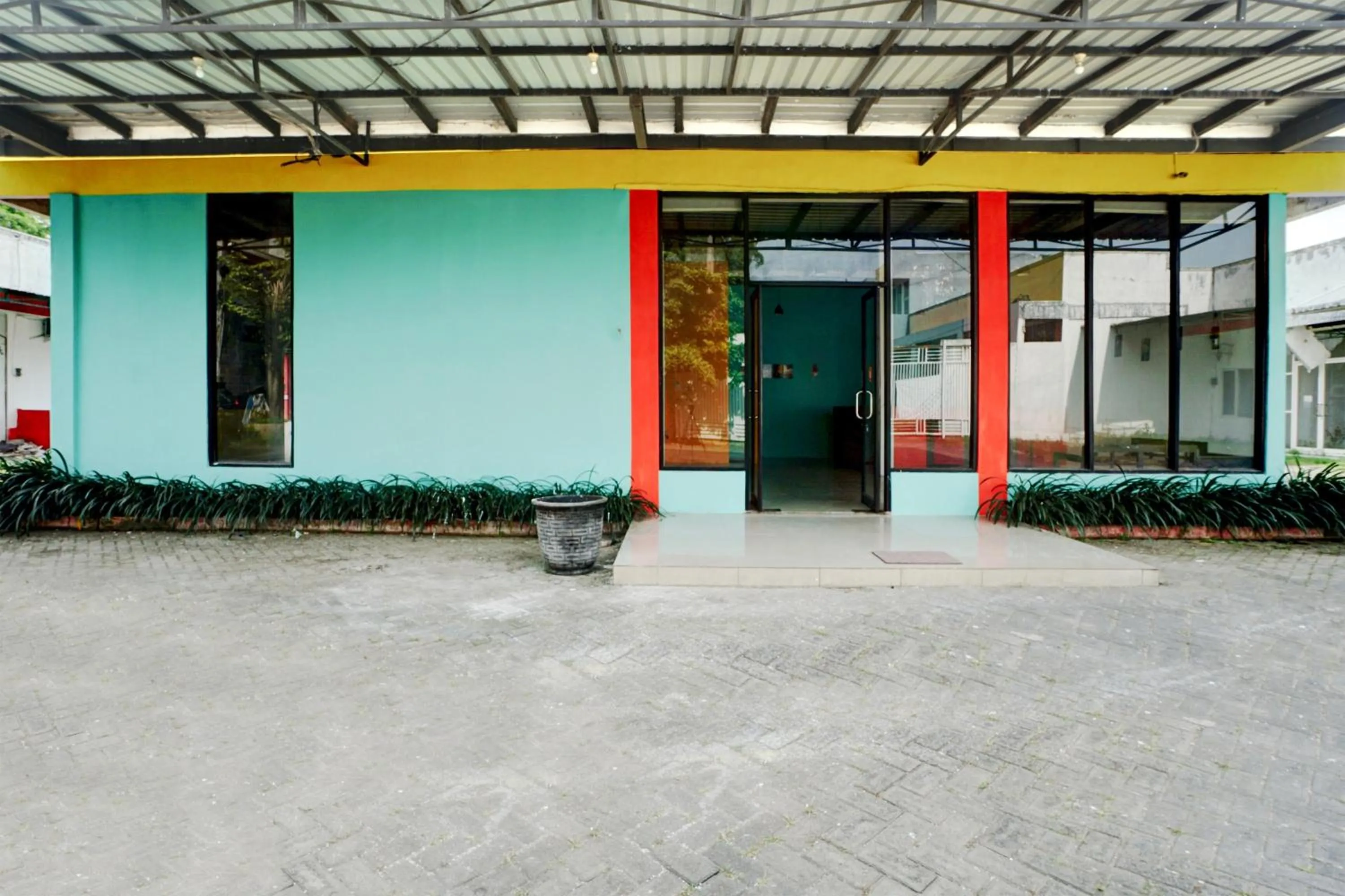 Facade/entrance in Hotel O Mojoanyar Near Terminal Bis Mojokerto