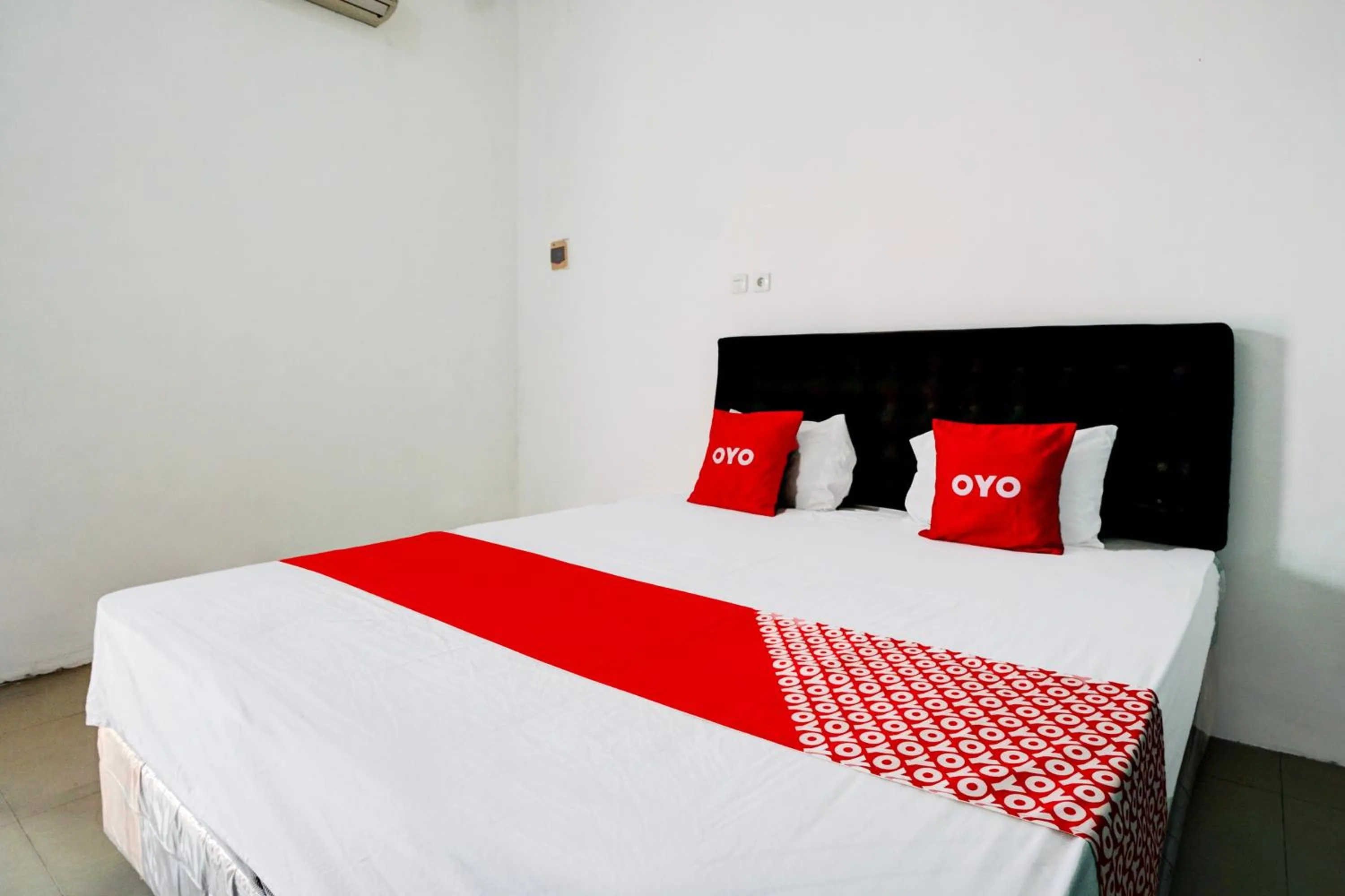 Bedroom, Bed in Hotel O Mojoanyar Near Terminal Bis Mojokerto