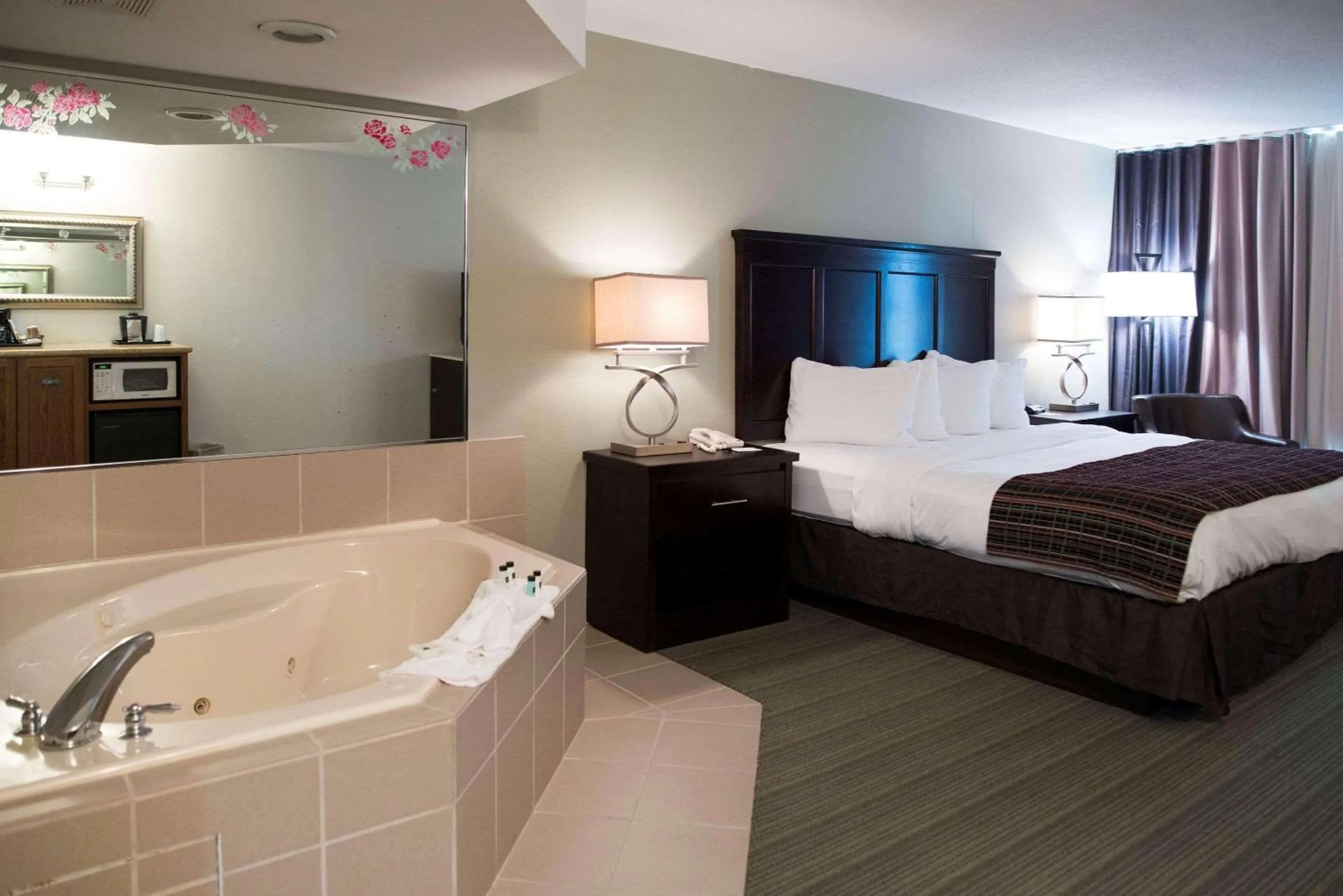 Bedroom, Bed in Country Inn & Suites by Radisson, Effingham, IL